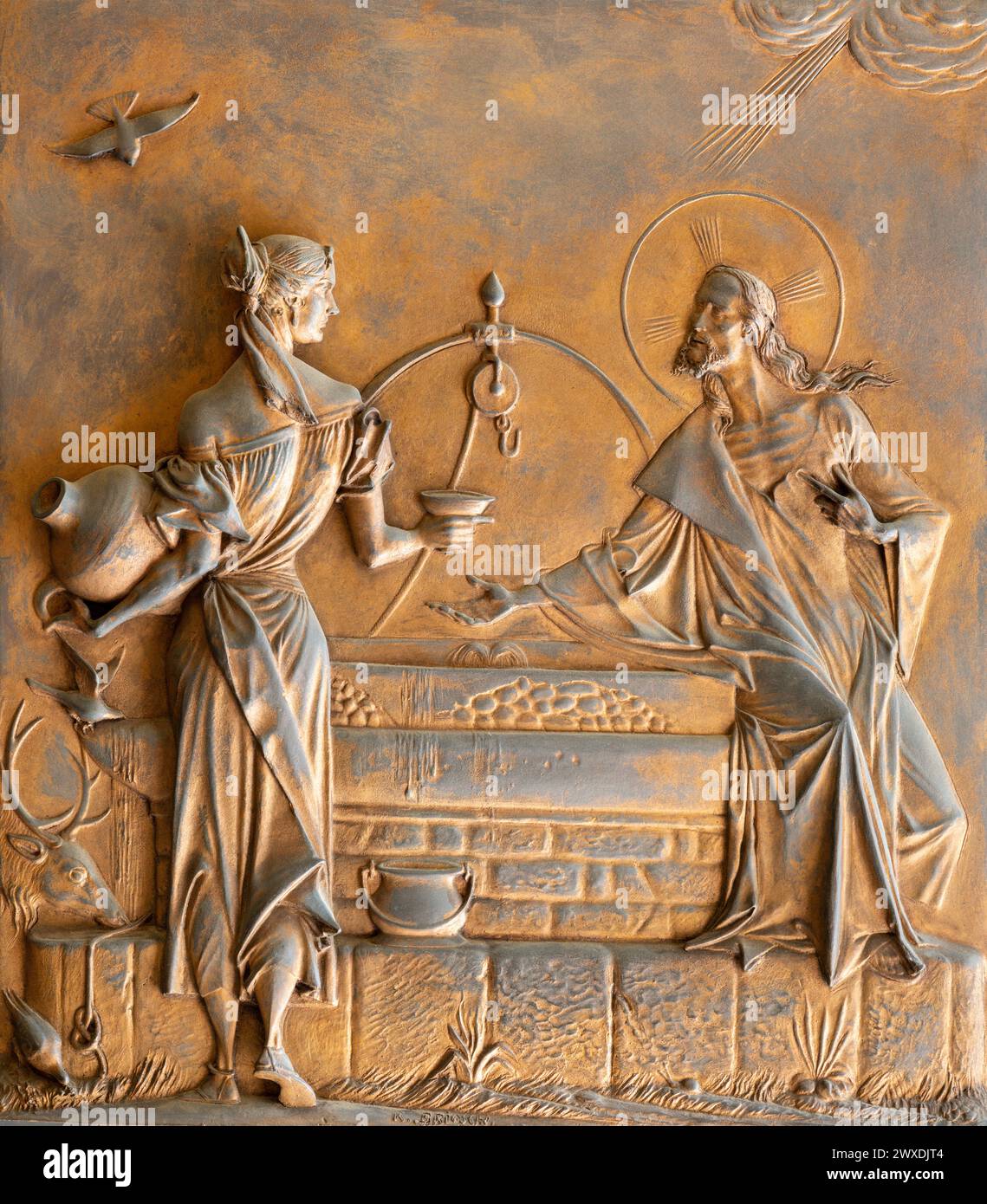 MILAN, ITALIE - 8 MARS 2024 : le relief métallique de Jésus dialogue avec la femme samaritaine sur la porte de l'église Chiesa di Santi Quattro Evangelisti Banque D'Images