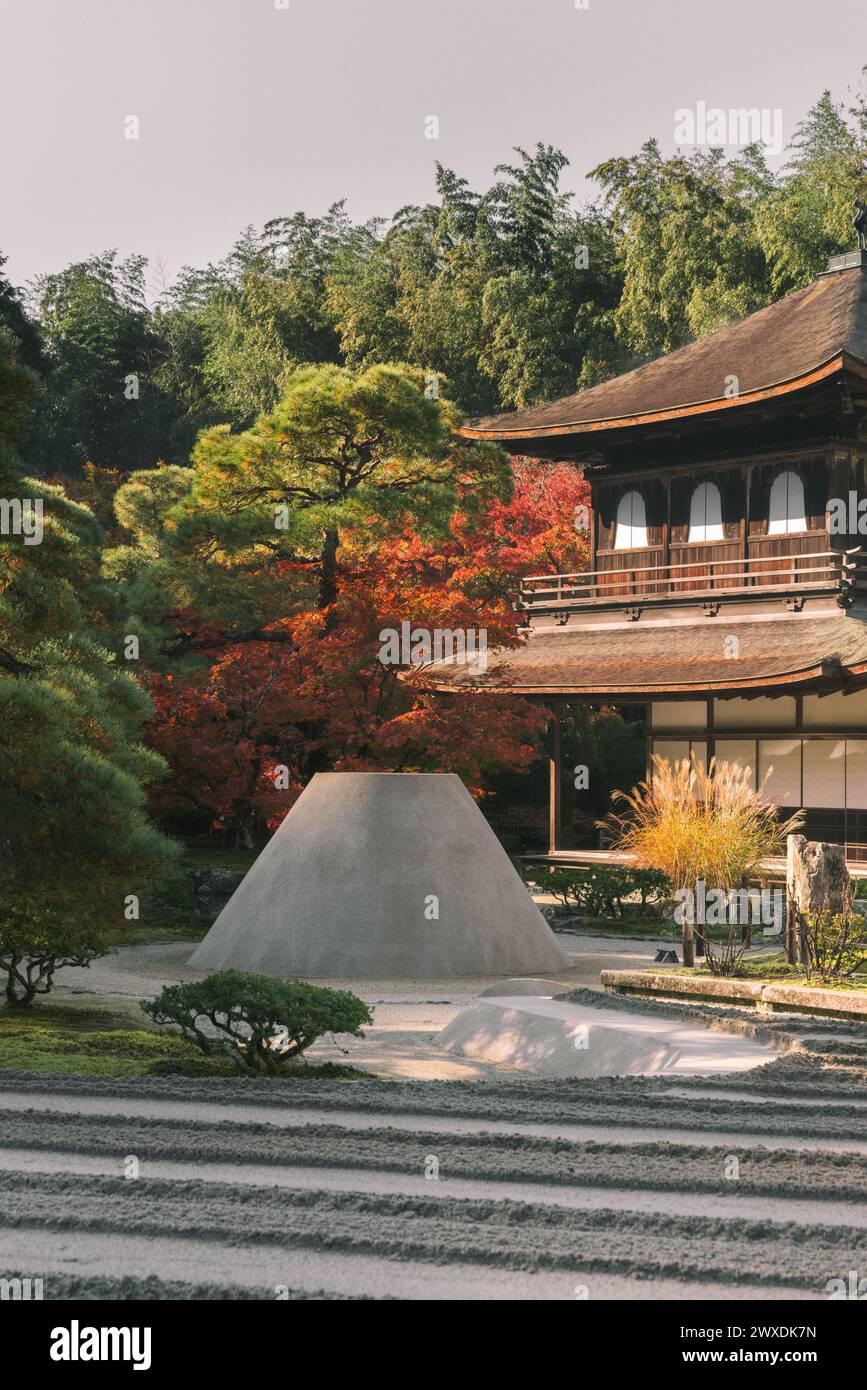 Temple Higashiyama Jisho-ji à Kyoto en automne, un jardin japonais traditionnel avec des feuilles rouges sur des érables Banque D'Images