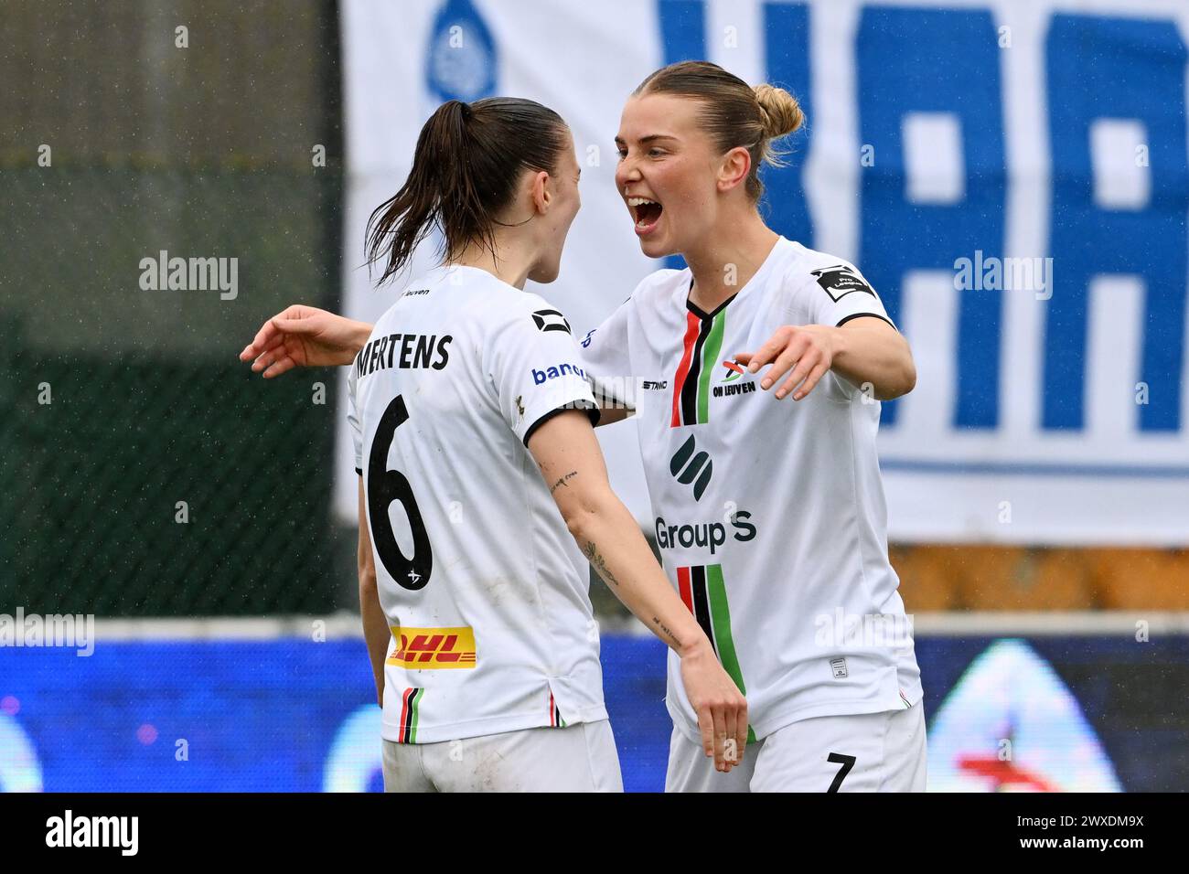 Oostakker, Belgique. 30 mars 2024. Dilja Yr Zomers (7) de l’OHL célèbre avec Zenia Mertens (6) de l’OHL après avoir marqué le but 1-1 lors d’un match de soccer féminin entre KAA Gent et OH Leuven lors de la 2e journée de PO1 de la saison 2023-2024 de la Super League belge des femmes du Lotto, le samedi 24 mars 2024 à Oostakker, BELGIQUE . Crédit : Sportpix/Alamy Live News Banque D'Images