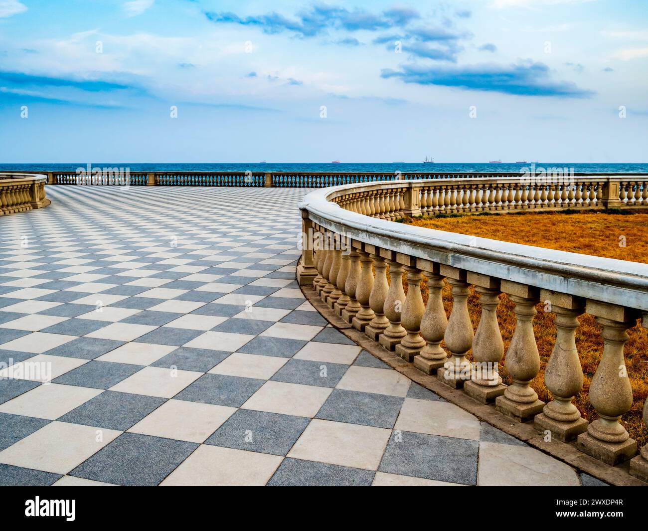 Vue imprenable sur Terrazza Mascagni, terrasse historique du belvédère célèbre pour sa surface pavée en damier, Livourne, Toscane, Italie Banque D'Images