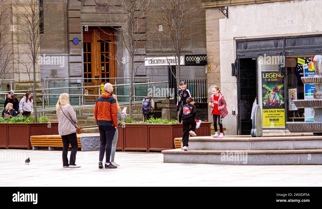 Dundee, Tayside, Écosse, Royaume-Uni. 30 mars 2024. Météo britannique : le temps s'est avéré être un samedi matin lumineux et agréable, et les gens locaux ont été vus s'amuser et vaquer à leur vie quotidienne dans le centre-ville de Dundee pendant le week-end de Pâques. Crédit : Dundee Photographics/Alamy Live News Banque D'Images