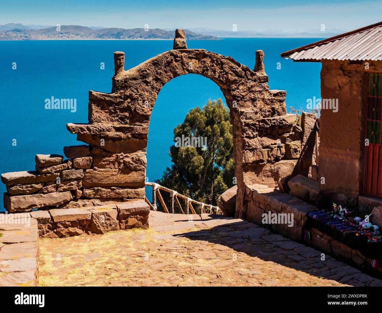Paysage étonnant sur l'île de Taquile avec arche en pierre typique, lac Titicaca, région de Puno, Pérou Banque D'Images