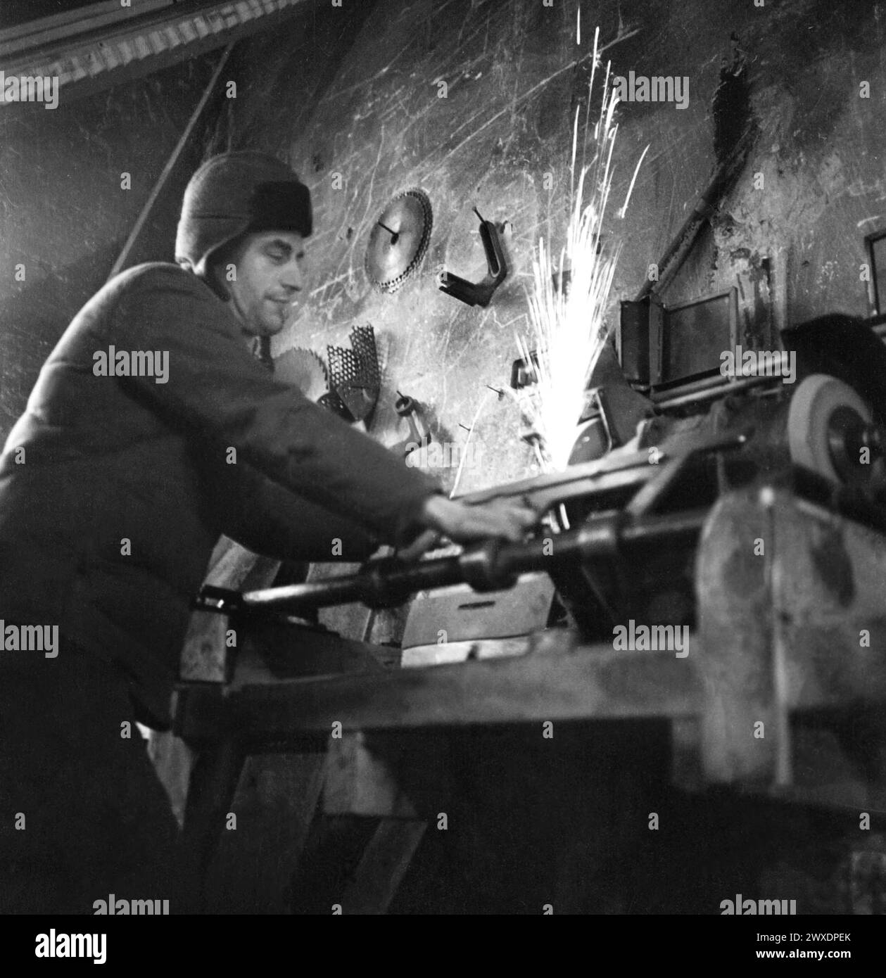 République socialiste de Roumanie dans les années 1970 Travailleur dans une usine d'État. Banque D'Images
