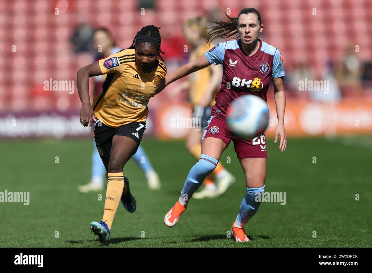 Walsall, Royaume-Uni. 30 mars 2024. Deanne Rose et Noelle Martiz lors du match de Super League féminine de Barclays entre Aston Villa et Leicester City au stade Bescot crédit : Ryan Asman/on Her Side crédit : Ryan Asman/Alamy Live News Banque D'Images