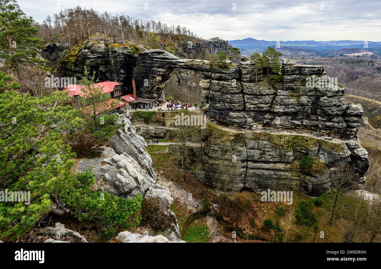 Hrensko, République tchèque. 29 mars 2024. La porte de Pravcicka sur le site des brûlures après le grand incendie de 2022 dans le parc national de la Suisse tchèque, district de Decin, région d'Usti nad Labem, République tchèque, 29 mars 2024. Crédit : Ondrej Hajek/CTK photo/Alamy Live News Banque D'Images