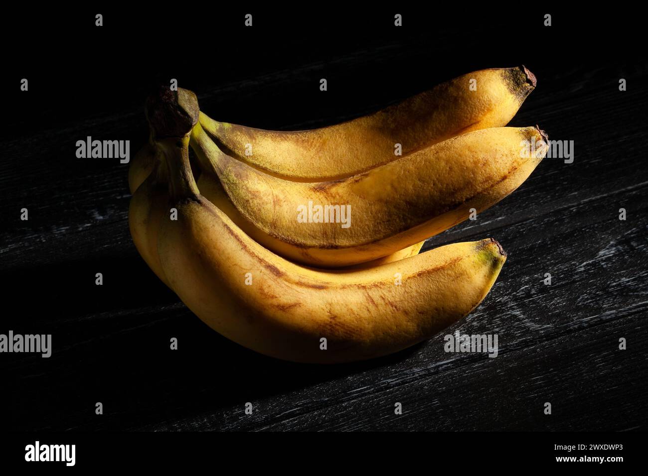 bouquet de bananes sur fond noir Banque D'Images