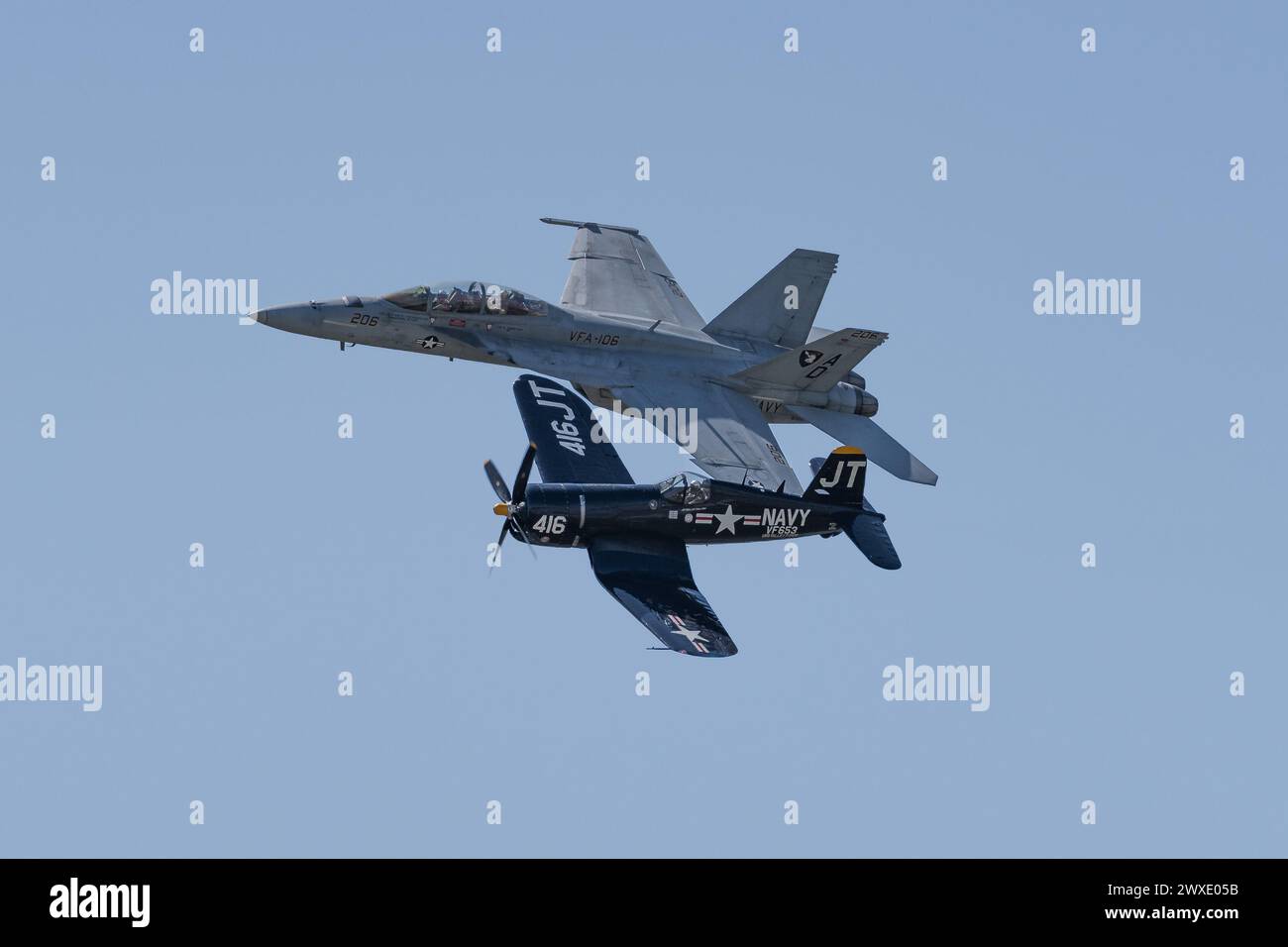 Marty « Grouse » Wilson, pilote de l'équipe de démonstration F/A-18F Super Hornet Rhino, se produit aux côtés d'un F4U-4 Corsair lors de la base aérienne de Tampa Bay Banque D'Images