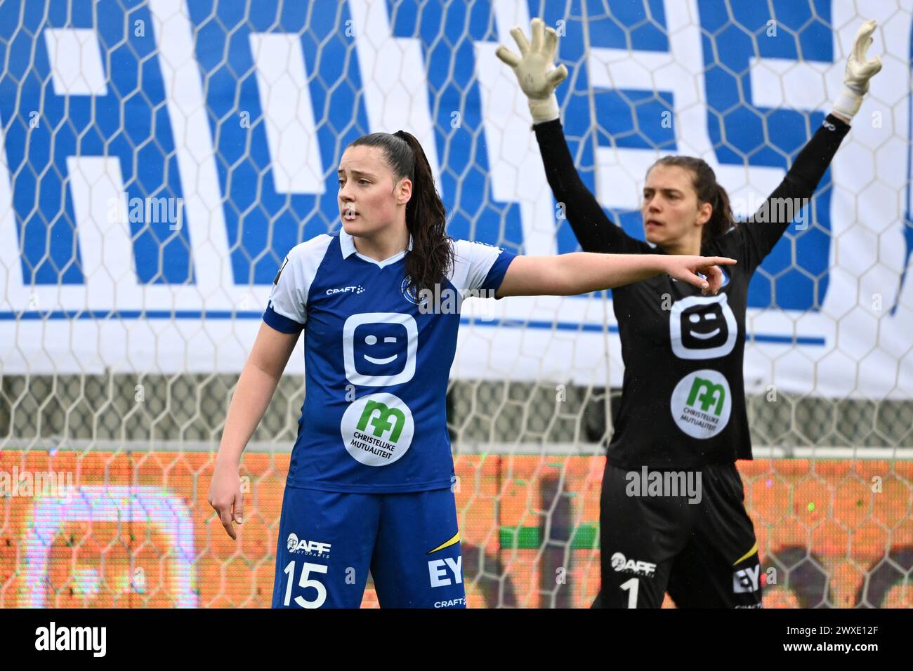 Oostakker, Belgique. 30 mars 2024. Ines Van Gansbeke (15 ans) de AA Gent photographiée avec le gardien de but Riet Maes (1 an) de AA Gent lors d'un match de football féminin entre KAA Gent et OH Leuven le 2ème jour de PO1 dans la saison 2023-2024 de la Super League belge des femmes du Lotto, le samedi 24 mars 2024 à Oostakker, BELGIQUE . Crédit : Sportpix/Alamy Live News Banque D'Images