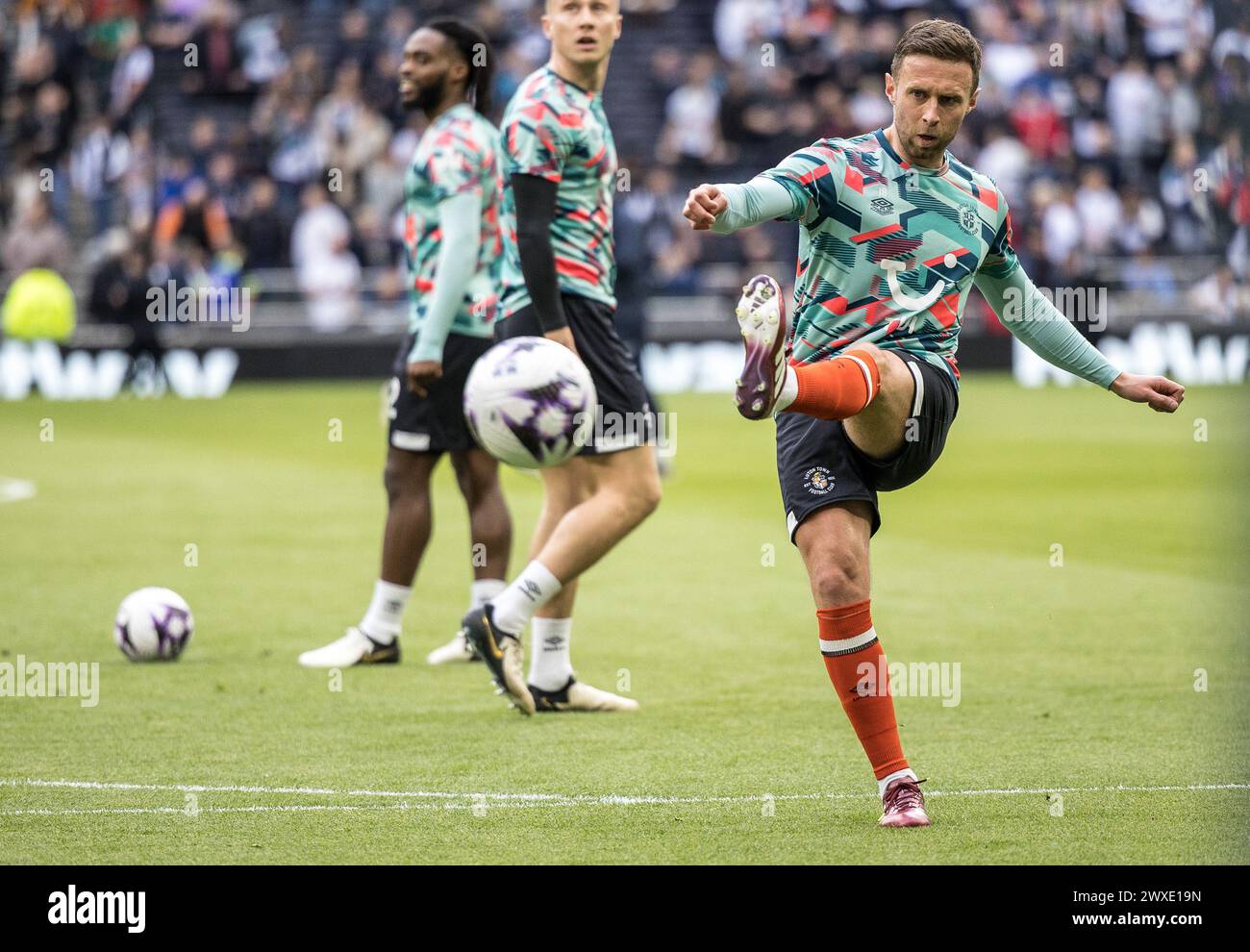 Cauley Woodrow pour Luton Town FC s'échauffe avant le match de premier League entre Tottenham Hotspur et Luton Town au Tottenham Hotspur Stadium, Londres, Angleterre, le 30 mars 2024. Photo de Steve Ball. Utilisation éditoriale uniquement, licence requise pour une utilisation commerciale. Aucune utilisation dans les Paris, les jeux ou les publications d'un club/ligue/joueur. Banque D'Images