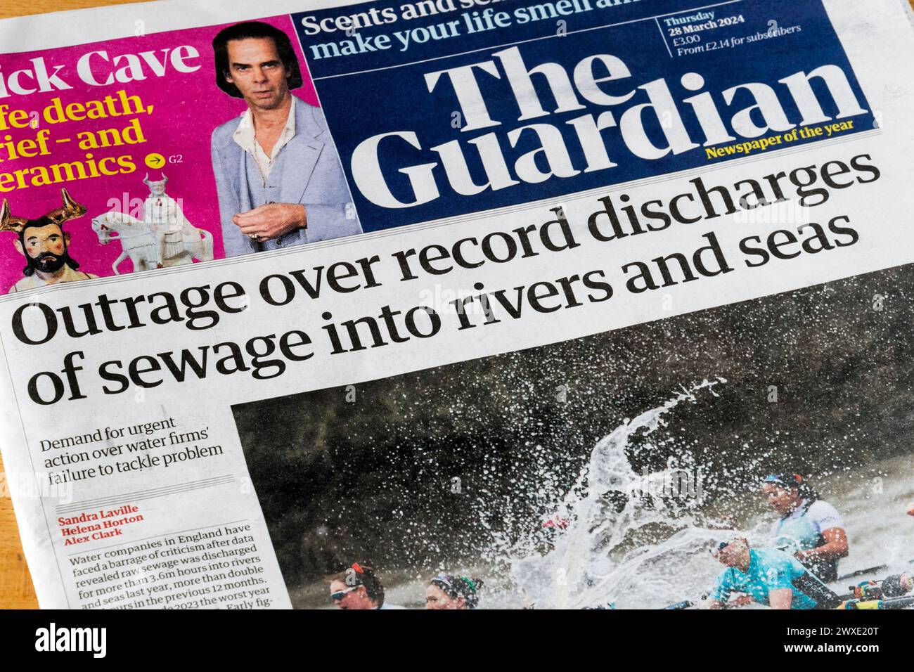 28 mars 2024. Le titre guadien lit l'indignation face aux déversements records d'eaux usées dans les rivières et les mers. Banque D'Images