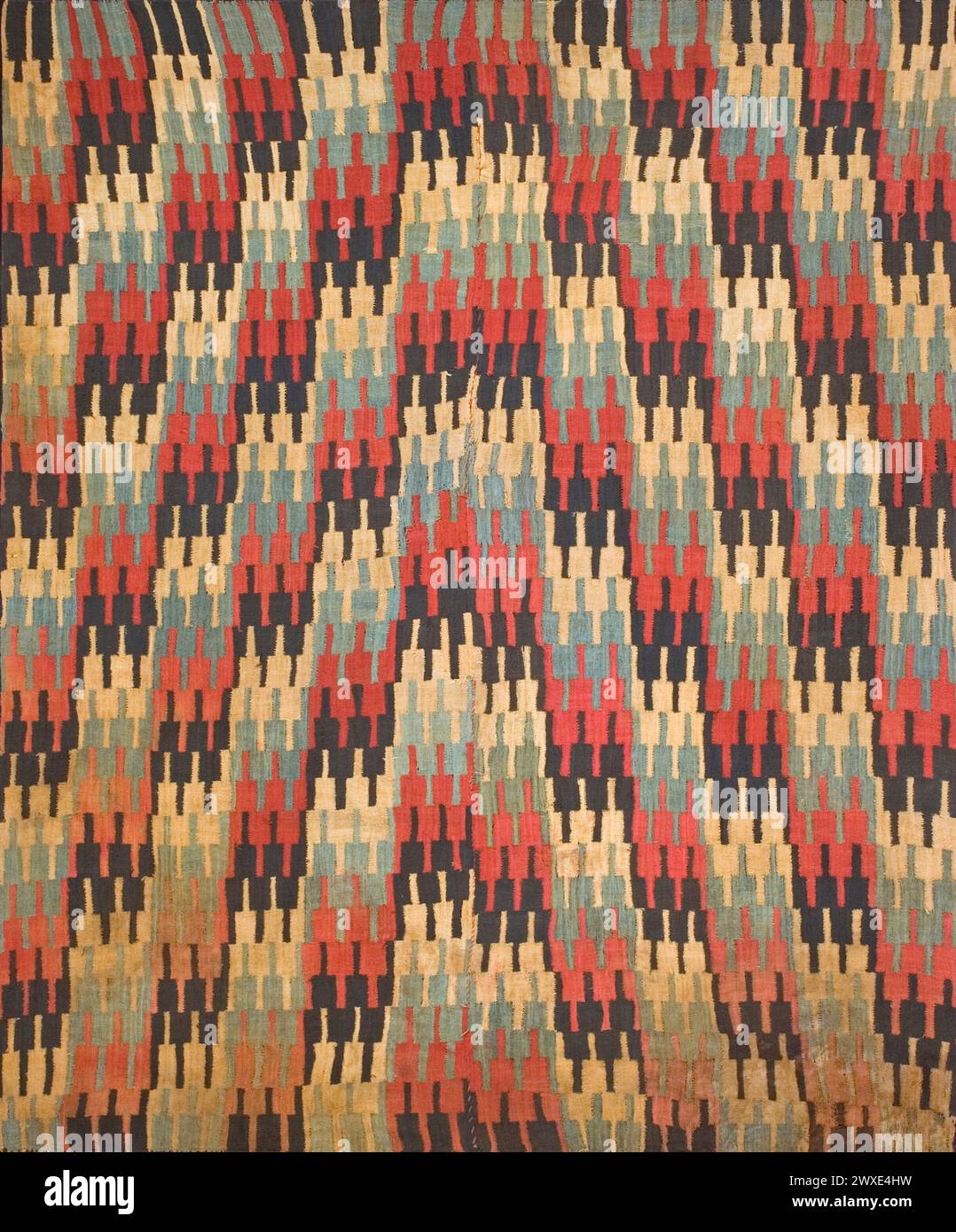 Man's Tunic Peru, South Coast, Nasca, 200-600 costumes ; tenue principale (corps entier) fibre de camélidé, chaîne discontinue et trame textile : 192 x 159 cm) costume péruvien et textiles Banque D'Images