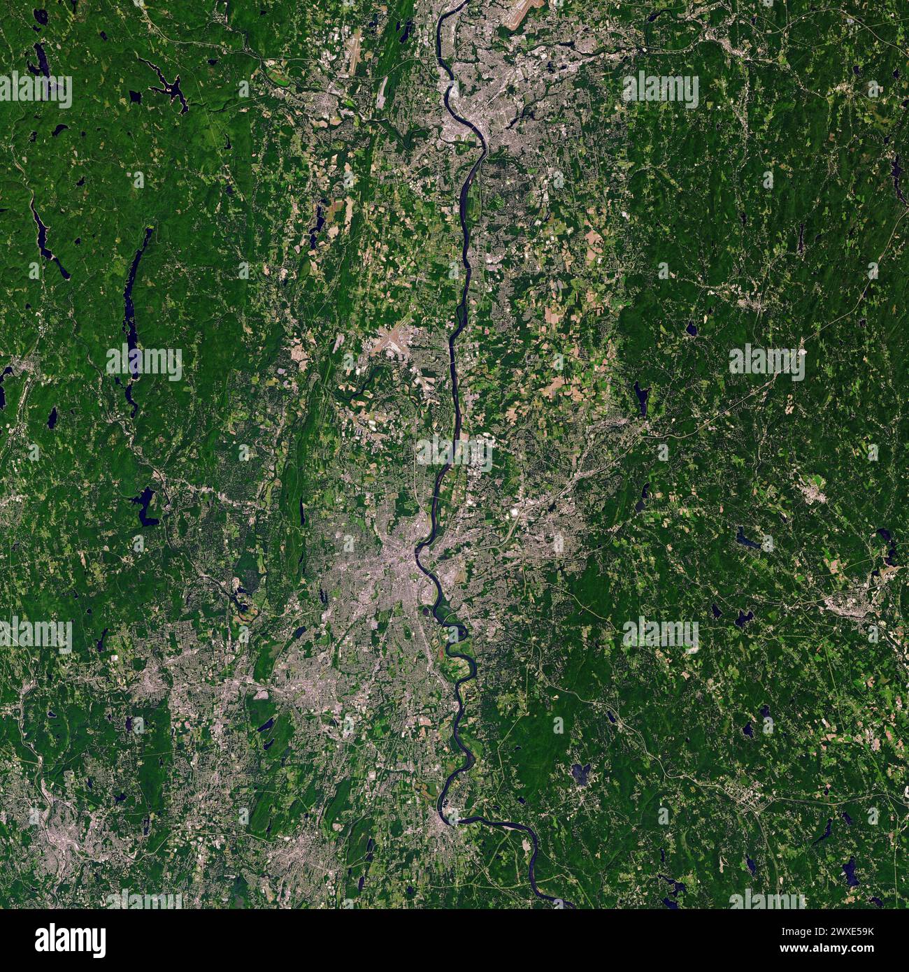 Terres agricoles verdoyantes de Simsbury, Connecticut, États-Unis. L'Operational Land Imager-2 sur Landsat 9 a capturé cette image de Simsbury le 15 septembre 2022. La ferme de tabac où Martin Luther King est situé à workedÑMeadowoodÑis ouest de la rivière Farmington, un affluent de la rivière Connecticut. Une version améliorée des images Landsat 9 originales. Crédit NASA/USGS Banque D'Images