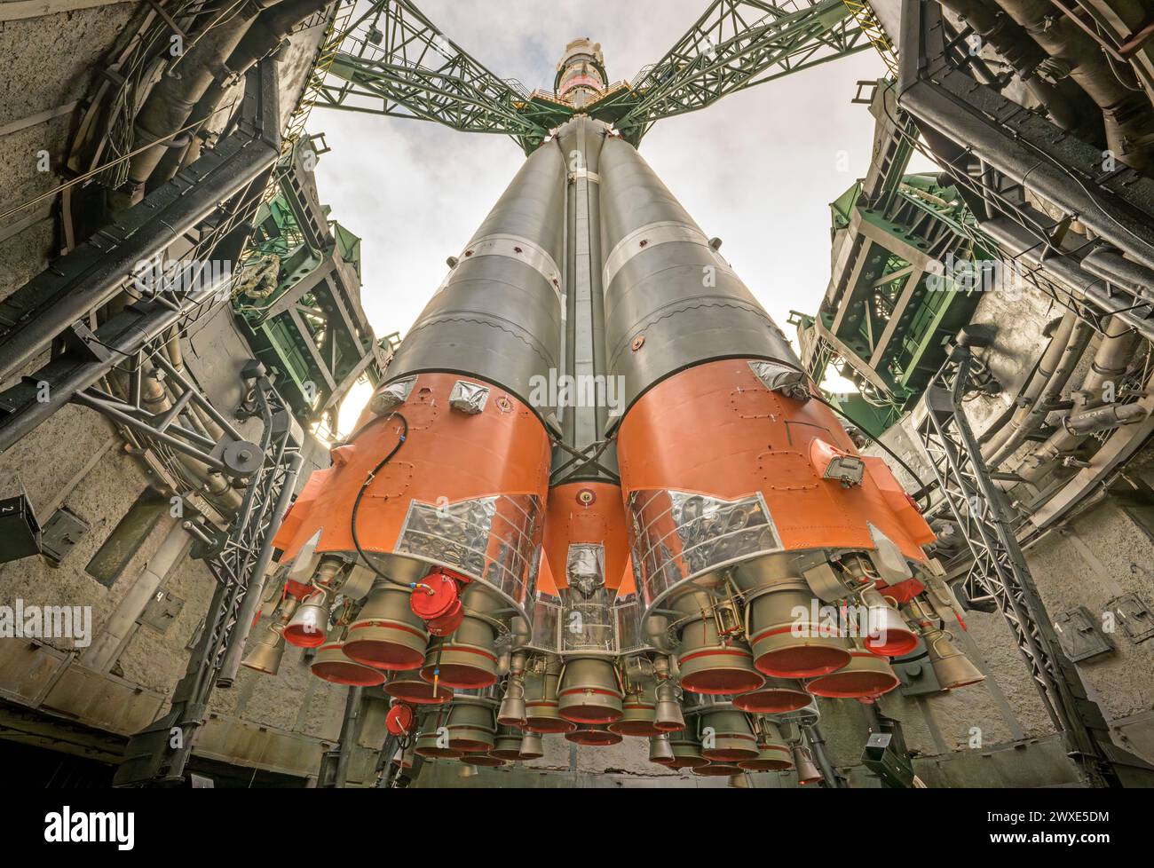 La fusée Soyouz est vue après avoir été déployée en train jusqu'à l'aire de lancement du site 31, le 12 septembre 2023, au cosmodrome de Baïkonour au Kazakhstan. Expédition 70 L'astronaute de la NASA Loral O'Hara, les cosmonautes de Roscosmos Oleg Kononenko et Nikolai Chub doivent être lancés à bord de leur vaisseau Soyouz MS-24 le 15 septembre. Crédit photo : (NASA/Bill Ingalls) une version optimisée d'une image originale de la NASA. . Crédit obligatoire : NASA/B.Ingalls Banque D'Images