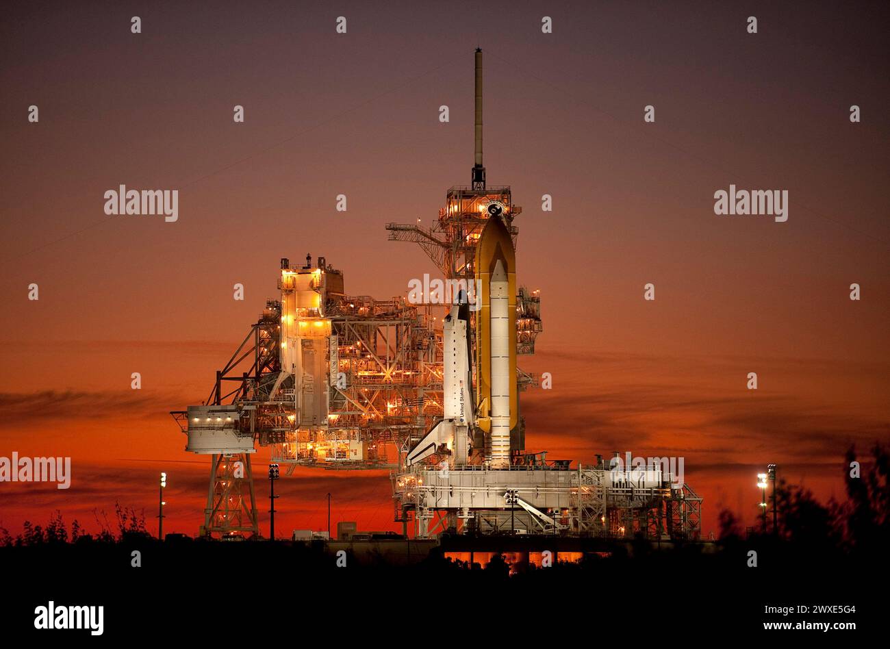 La navette spatiale Atlantis est vue sur la rampe de lancement 39a du Centre spatial Kennedy de la NASA peu de temps après que la structure de service rotative a été ramenée en arrière, dimanche 15 novembre 2009, Cap Canaveral, FL. Atlantis devrait être lancé à 14 h 28 Est, 16 novembre 2009. Une version optimisée d'une image originale de la NASA. . Crédit obligatoire : NASA/B.Ingalls Banque D'Images