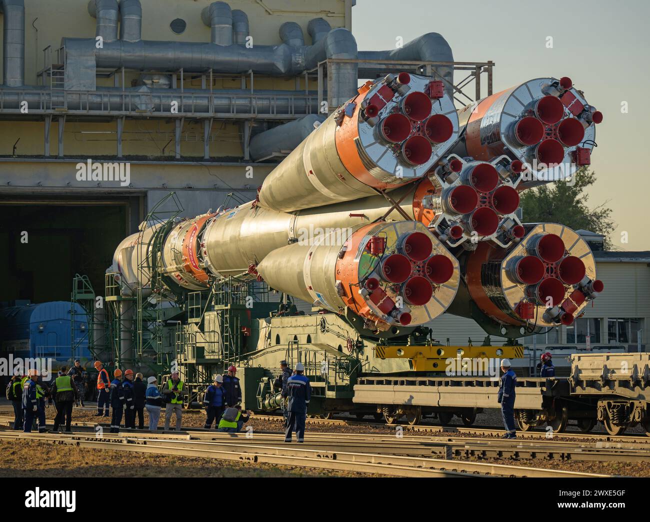 La fusée Soyouz est déployée par train jusqu'à l'aire de lancement du site 31, le 12 septembre 2023, au cosmodrome de Baïkonour au Kazakhstan. Expédition 70 L'astronaute de la NASA Loral O'Hara, les cosmonautes de Roscosmos Oleg Kononenko et Nikolai Chub doivent être lancés à bord de leur vaisseau Soyouz MS-24 le 15 septembre 2023. Une version optimisée d'une image originale de la NASA. . Crédit obligatoire : NASA/B.Ingalls Banque D'Images