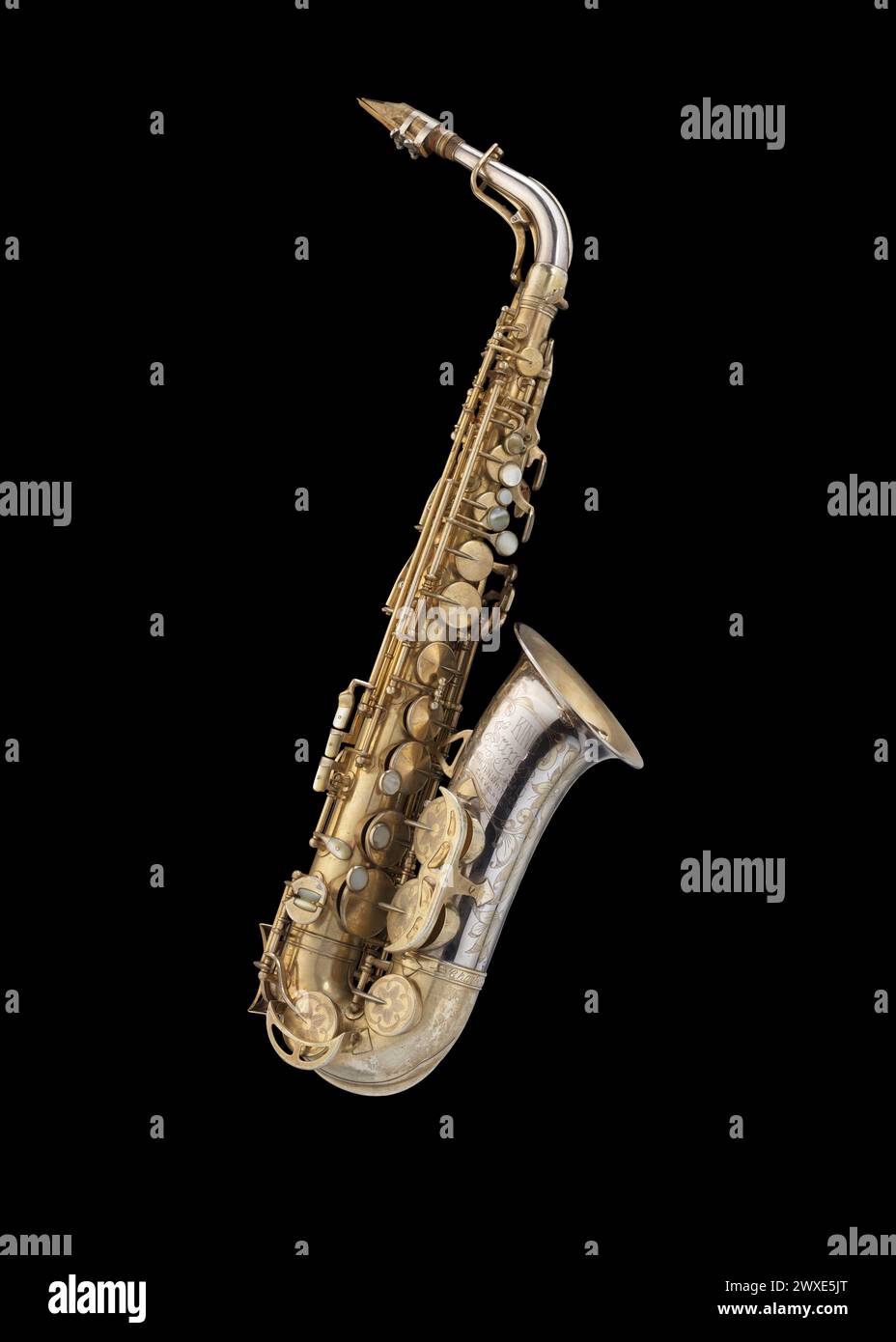 Saxophone alto détenu et joué par le musicien de jazz Charlie Parker. Le saxophone se compose de sept parties : un corps, le cou, 2 embouts buccaux, 2 ligatures et un Banque D'Images