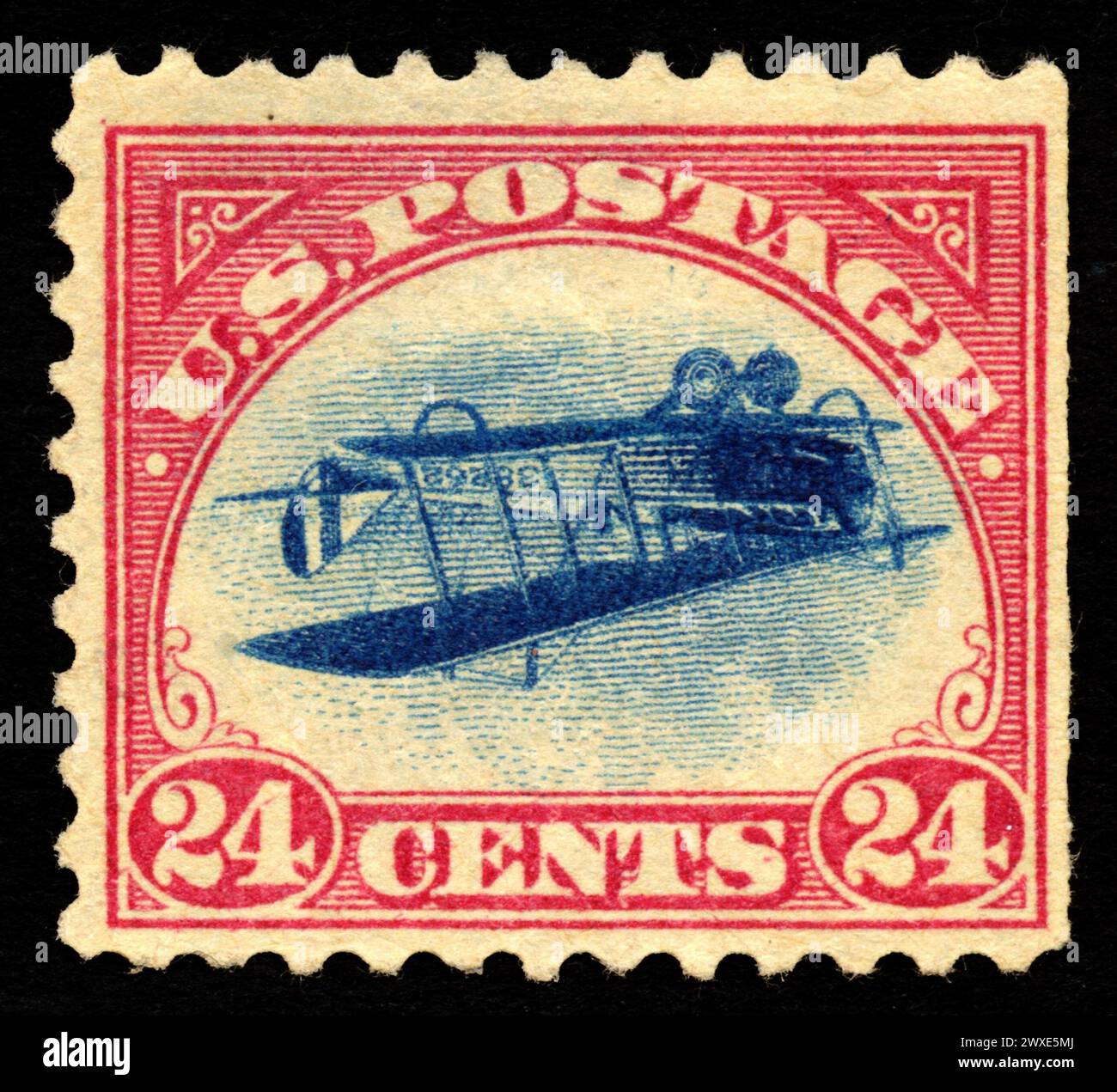 Le 'Jenny inversée' (également connu sous le nom de 'Jenny inversée ; 'Jenny inversée') est un timbre-poste américain à 24 cents émis pour la première fois le 10 mai 1918, dans lequel l'image de l'avion 'Curtiss JN-4' au centre du dessin est imprimée à l'envers ; C'est l'une des erreurs les plus célèbres dans la philatélie américaine. Une seule feuille de 100 timbres inversés a été trouvée, faisant de cette erreur l'une des plus prisées de la philatélie. Un seul Inverted Jenny a été vendu aux enchères en novembre 2007 pour $977500 Single Stamp sur fond noir Banque D'Images