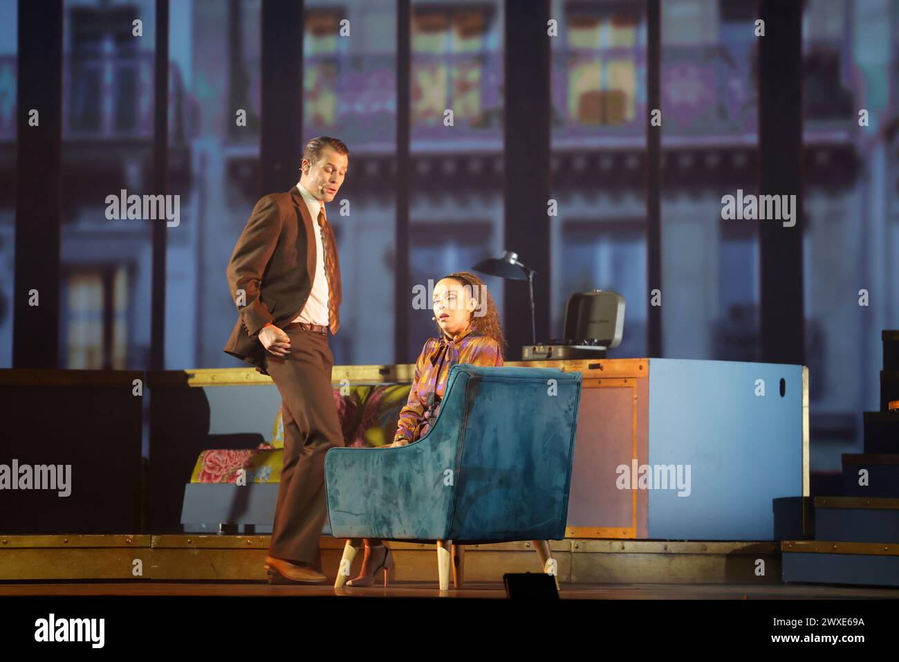 Limoges, France. 29 mars 2024. Comédie musicale je VAIS T’AIMER (je VOUS AIMERAI), un spectacle « événementiel » qui rassemble toutes les générations. Zénith de Limoges, France. 29 mars 2024. Voyagez de Paris à New York à bord du légendaire paquebot « France ». Je VAIS T'AIMER est une histoire originale autour des tubes de Michel Sardou : chansons iconiques et textes très modernes. Il raconte l’histoire des destins croisés des jeunes Français sur plusieurs décennies, des années Kennedy à nos jours. Zénith de Limoges, Limousin, haute-Vienne, France, Europe. Crédit : photo de HM images/Alamy Live News. Banque D'Images