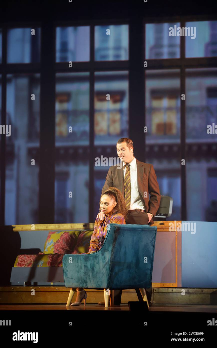 Limoges, France. 29 mars 2024. Comédie musicale je VAIS T’AIMER (je VOUS AIMERAI), un spectacle « événementiel » qui rassemble toutes les générations. Zénith de Limoges, France. 29 mars 2024. Voyagez de Paris à New York à bord du légendaire paquebot « France ». Je VAIS T'AIMER est une histoire originale autour des tubes de Michel Sardou : chansons iconiques et textes très modernes. Il raconte l’histoire des destins croisés des jeunes Français sur plusieurs décennies, des années Kennedy à nos jours. Zénith de Limoges, Limousin, haute-Vienne, France, Europe. Crédit : photo de HM images/Alamy Live News. Banque D'Images