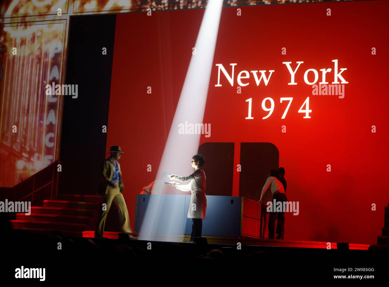 Limoges, France. 29 mars 2024. Comédie musicale je VAIS T’AIMER (je VOUS AIMERAI), un spectacle « événementiel » qui rassemble toutes les générations. Zénith de Limoges, France. 29 mars 2024. Voyagez de Paris à New York à bord du légendaire paquebot « France ». Je VAIS T'AIMER est une histoire originale autour des tubes de Michel Sardou : chansons iconiques et textes très modernes. Il raconte l’histoire des destins croisés des jeunes Français sur plusieurs décennies, des années Kennedy à nos jours. Zénith de Limoges, Limousin, haute-Vienne, France, Europe. Crédit : photo de HM images/Alamy Live News. Banque D'Images