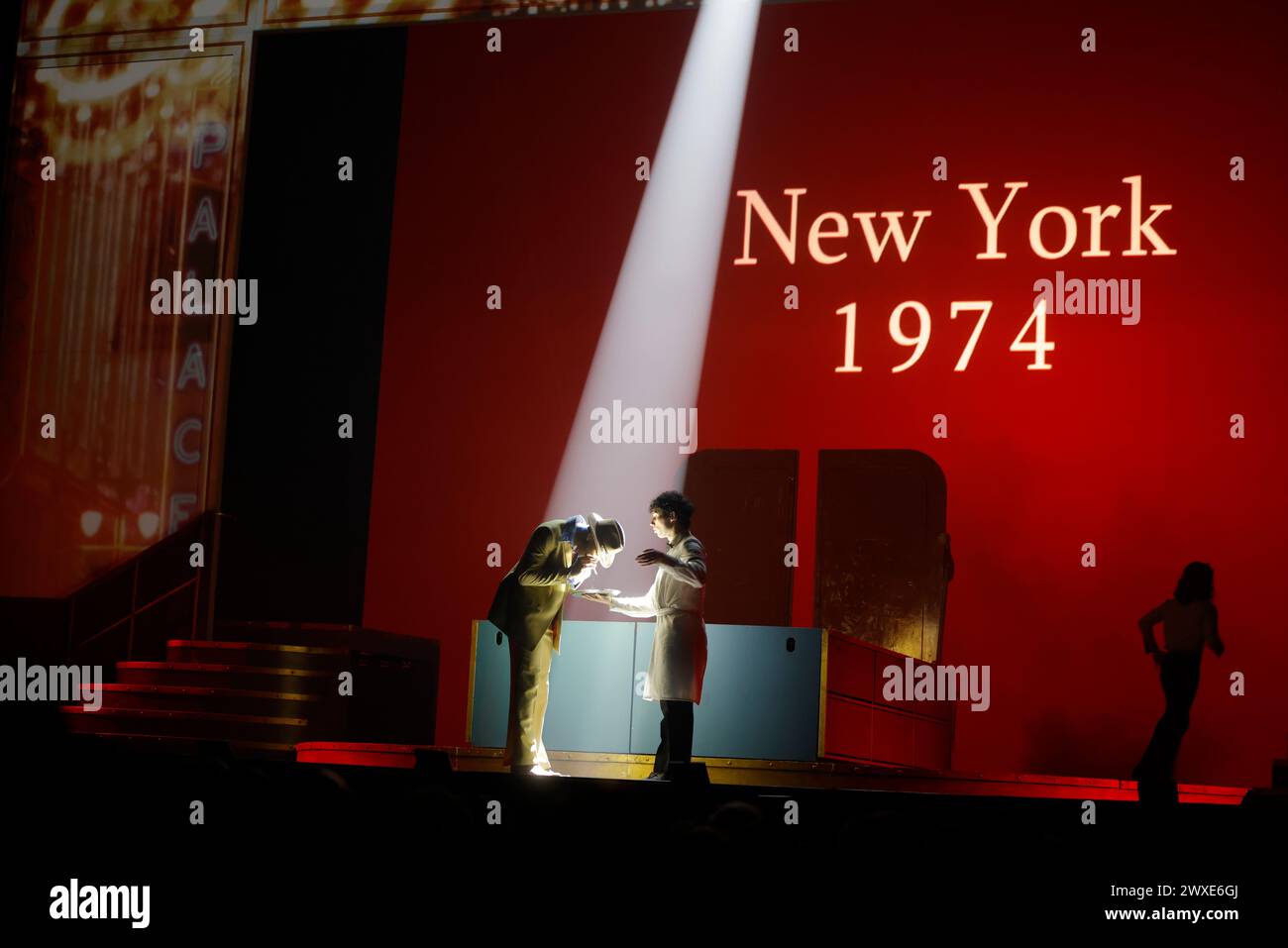 Limoges, France. 29 mars 2024. Comédie musicale je VAIS T’AIMER (je VOUS AIMERAI), un spectacle « événementiel » qui rassemble toutes les générations. Zénith de Limoges, France. 29 mars 2024. Voyagez de Paris à New York à bord du légendaire paquebot « France ». Je VAIS T'AIMER est une histoire originale autour des tubes de Michel Sardou : chansons iconiques et textes très modernes. Il raconte l’histoire des destins croisés des jeunes Français sur plusieurs décennies, des années Kennedy à nos jours. Zénith de Limoges, Limousin, haute-Vienne, France, Europe. Crédit : photo de HM images/Alamy Live News. Banque D'Images