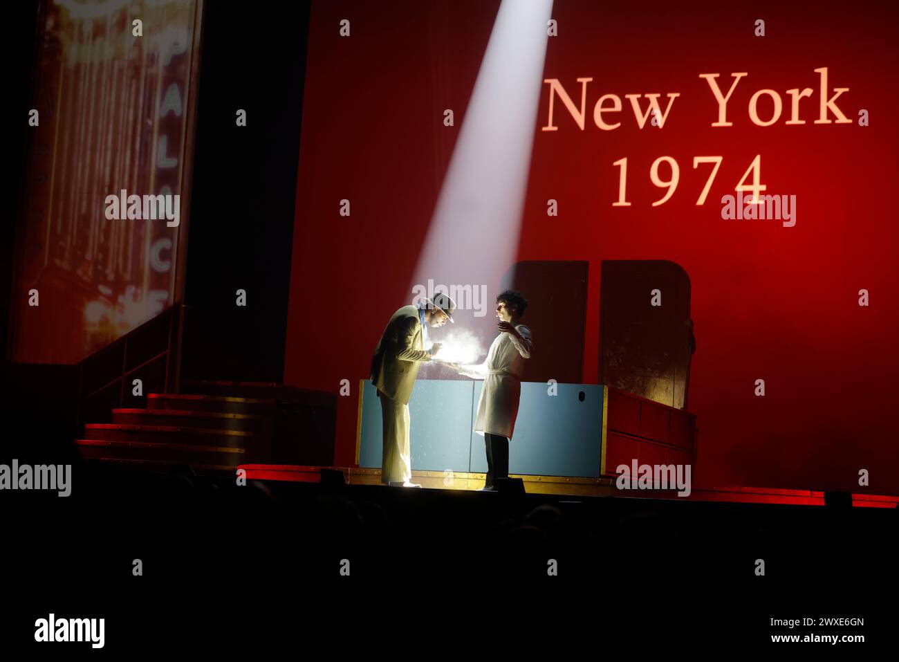 Limoges, France. 29 mars 2024. Comédie musicale je VAIS T’AIMER (je VOUS AIMERAI), un spectacle « événementiel » qui rassemble toutes les générations. Zénith de Limoges, France. 29 mars 2024. Voyagez de Paris à New York à bord du légendaire paquebot « France ». Je VAIS T'AIMER est une histoire originale autour des tubes de Michel Sardou : chansons iconiques et textes très modernes. Il raconte l’histoire des destins croisés des jeunes Français sur plusieurs décennies, des années Kennedy à nos jours. Zénith de Limoges, Limousin, haute-Vienne, France, Europe. Crédit : photo de HM images/Alamy Live News. Banque D'Images