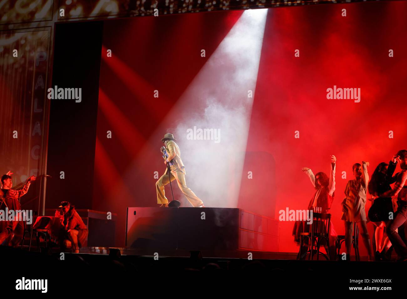 Limoges, France. 29 mars 2024. Comédie musicale je VAIS T’AIMER (je VOUS AIMERAI), un spectacle « événementiel » qui rassemble toutes les générations. Zénith de Limoges, France. 29 mars 2024. Voyagez de Paris à New York à bord du légendaire paquebot « France ». Je VAIS T'AIMER est une histoire originale autour des tubes de Michel Sardou : chansons iconiques et textes très modernes. Il raconte l’histoire des destins croisés des jeunes Français sur plusieurs décennies, des années Kennedy à nos jours. Zénith de Limoges, Limousin, haute-Vienne, France, Europe. Crédit : photo de HM images/Alamy Live News. Banque D'Images