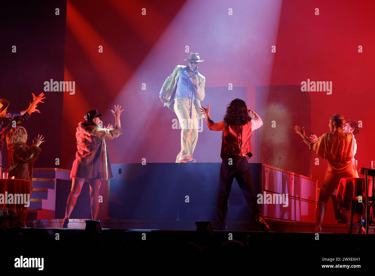Limoges, France. 29 mars 2024. Comédie musicale je VAIS T’AIMER (je VOUS AIMERAI), un spectacle « événementiel » qui rassemble toutes les générations. Zénith de Limoges, France. 29 mars 2024. Voyagez de Paris à New York à bord du légendaire paquebot « France ». Je VAIS T'AIMER est une histoire originale autour des tubes de Michel Sardou : chansons iconiques et textes très modernes. Il raconte l’histoire des destins croisés des jeunes Français sur plusieurs décennies, des années Kennedy à nos jours. Zénith de Limoges, Limousin, haute-Vienne, France, Europe. Crédit : photo de HM images/Alamy Live News. Banque D'Images