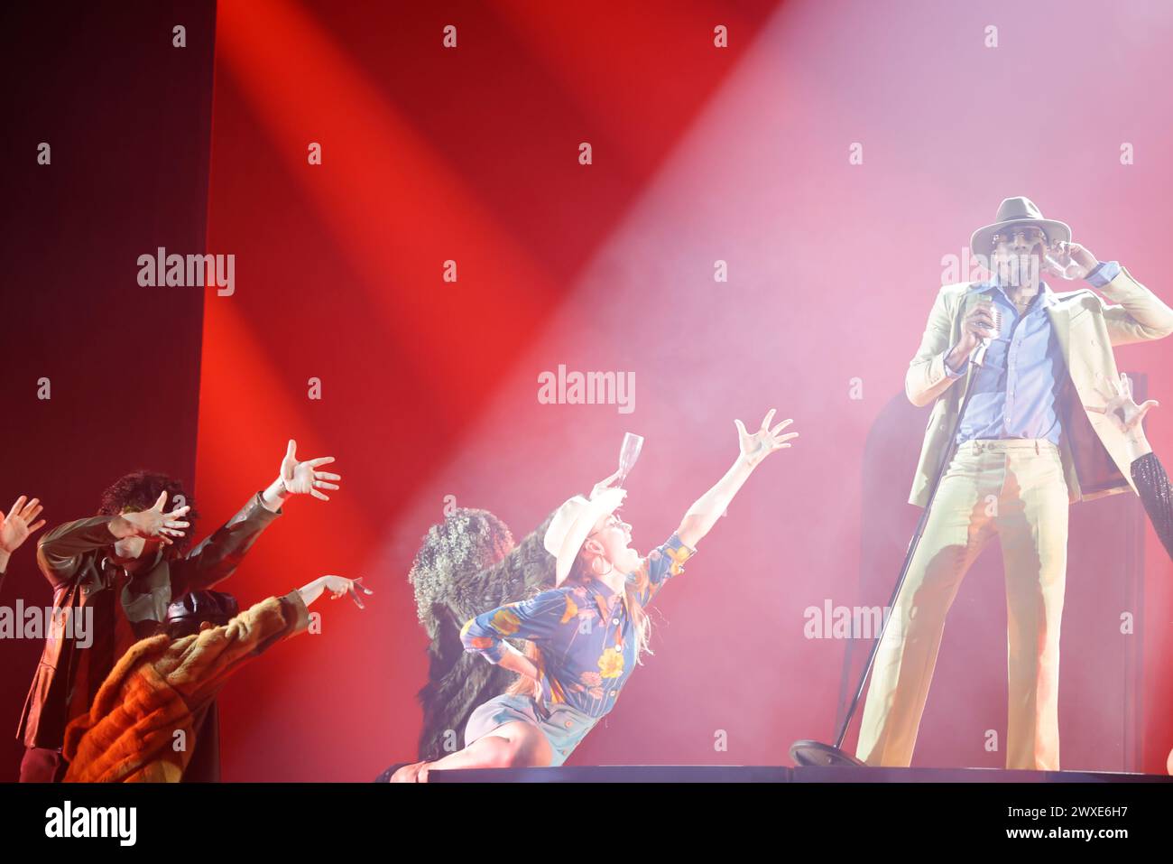 Limoges, France. 29 mars 2024. Comédie musicale je VAIS T’AIMER (je VOUS AIMERAI), un spectacle « événementiel » qui rassemble toutes les générations. Zénith de Limoges, France. 29 mars 2024. Voyagez de Paris à New York à bord du légendaire paquebot « France ». Je VAIS T'AIMER est une histoire originale autour des tubes de Michel Sardou : chansons iconiques et textes très modernes. Il raconte l’histoire des destins croisés des jeunes Français sur plusieurs décennies, des années Kennedy à nos jours. Zénith de Limoges, Limousin, haute-Vienne, France, Europe. Crédit : photo de HM images/Alamy Live News. Banque D'Images