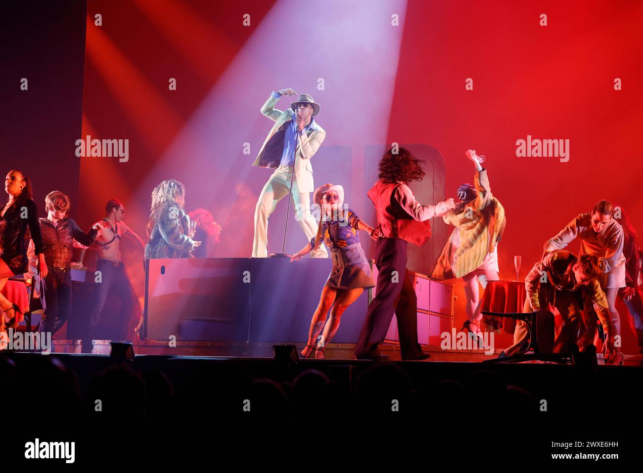 Limoges, France. 29 mars 2024. Comédie musicale je VAIS T’AIMER (je VOUS AIMERAI), un spectacle « événementiel » qui rassemble toutes les générations. Zénith de Limoges, France. 29 mars 2024. Voyagez de Paris à New York à bord du légendaire paquebot « France ». Je VAIS T'AIMER est une histoire originale autour des tubes de Michel Sardou : chansons iconiques et textes très modernes. Il raconte l’histoire des destins croisés des jeunes Français sur plusieurs décennies, des années Kennedy à nos jours. Zénith de Limoges, Limousin, haute-Vienne, France, Europe. Crédit : photo de HM images/Alamy Live News. Banque D'Images