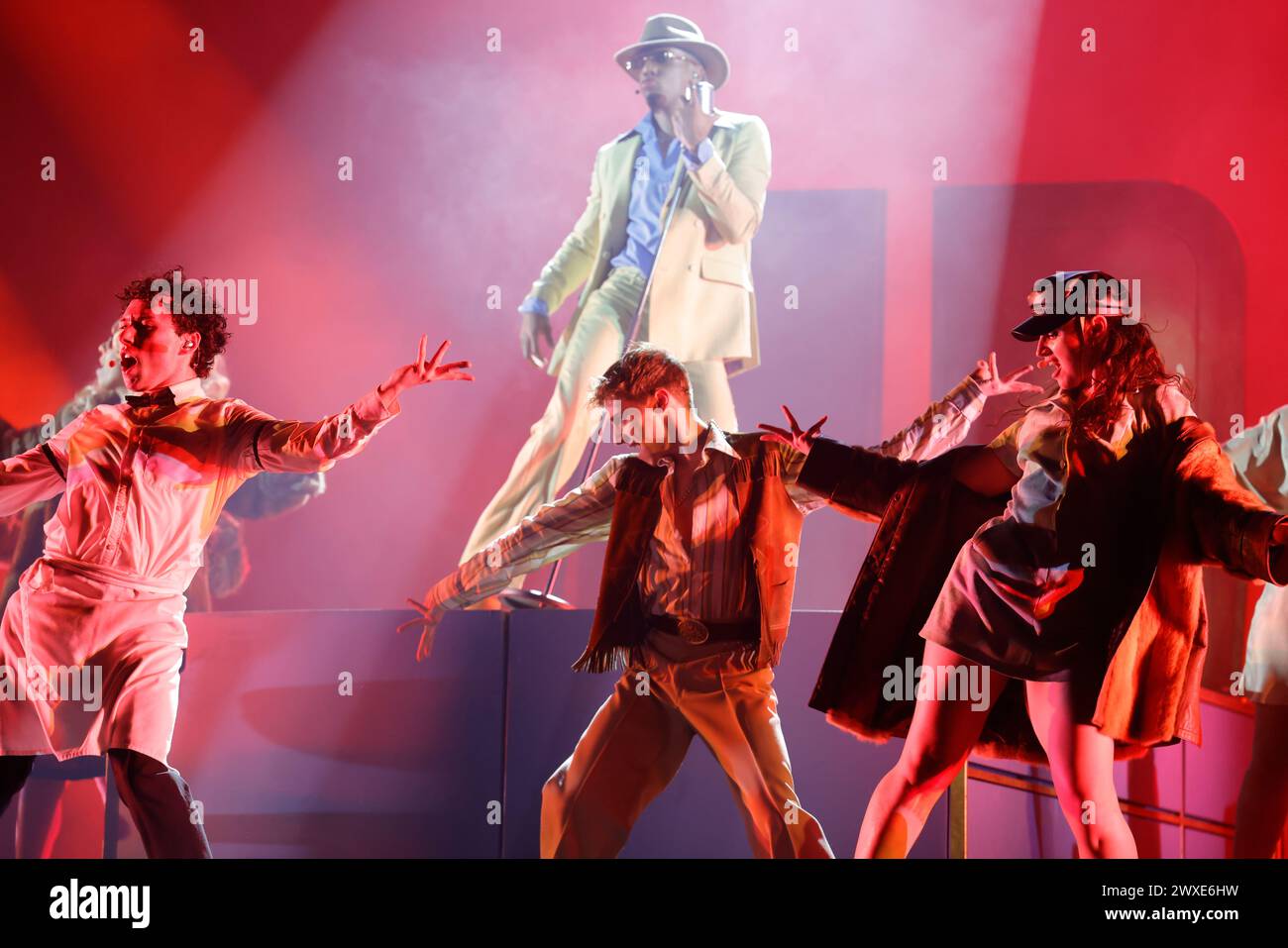 Limoges, France. 29 mars 2024. Comédie musicale je VAIS T’AIMER (je VOUS AIMERAI), un spectacle « événementiel » qui rassemble toutes les générations. Zénith de Limoges, France. 29 mars 2024. Voyagez de Paris à New York à bord du légendaire paquebot « France ». Je VAIS T'AIMER est une histoire originale autour des tubes de Michel Sardou : chansons iconiques et textes très modernes. Il raconte l’histoire des destins croisés des jeunes Français sur plusieurs décennies, des années Kennedy à nos jours. Zénith de Limoges, Limousin, haute-Vienne, France, Europe. Crédit : photo de HM images/Alamy Live News. Banque D'Images