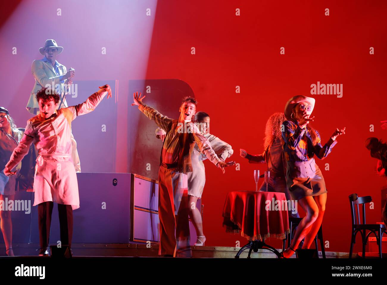 Limoges, France. 29 mars 2024. Comédie musicale je VAIS T’AIMER (je VOUS AIMERAI), un spectacle « événementiel » qui rassemble toutes les générations. Zénith de Limoges, France. 29 mars 2024. Voyagez de Paris à New York à bord du légendaire paquebot « France ». Je VAIS T'AIMER est une histoire originale autour des tubes de Michel Sardou : chansons iconiques et textes très modernes. Il raconte l’histoire des destins croisés des jeunes Français sur plusieurs décennies, des années Kennedy à nos jours. Zénith de Limoges, Limousin, haute-Vienne, France, Europe. Crédit : photo de HM images/Alamy Live News. Banque D'Images