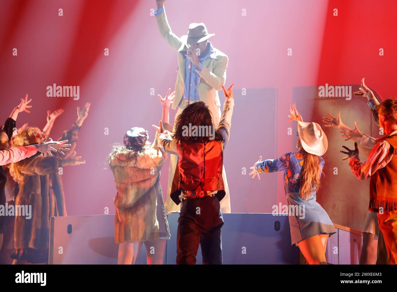 Limoges, France. 29 mars 2024. Comédie musicale je VAIS T’AIMER (je VOUS AIMERAI), un spectacle « événementiel » qui rassemble toutes les générations. Zénith de Limoges, France. 29 mars 2024. Voyagez de Paris à New York à bord du légendaire paquebot « France ». Je VAIS T'AIMER est une histoire originale autour des tubes de Michel Sardou : chansons iconiques et textes très modernes. Il raconte l’histoire des destins croisés des jeunes Français sur plusieurs décennies, des années Kennedy à nos jours. Zénith de Limoges, Limousin, haute-Vienne, France, Europe. Crédit : photo de HM images/Alamy Live News. Banque D'Images