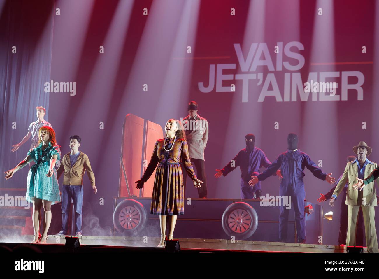 Limoges, France. 29 mars 2024. Comédie musicale je VAIS T’AIMER (je VOUS AIMERAI), un spectacle « événementiel » qui rassemble toutes les générations. Zénith de Limoges, France. 29 mars 2024. Voyagez de Paris à New York à bord du légendaire paquebot « France ». Je VAIS T'AIMER est une histoire originale autour des tubes de Michel Sardou : chansons iconiques et textes très modernes. Il raconte l’histoire des destins croisés des jeunes Français sur plusieurs décennies, des années Kennedy à nos jours. Zénith de Limoges, Limousin, haute-Vienne, France, Europe. Crédit : photo de HM images/Alamy Live News. Banque D'Images
