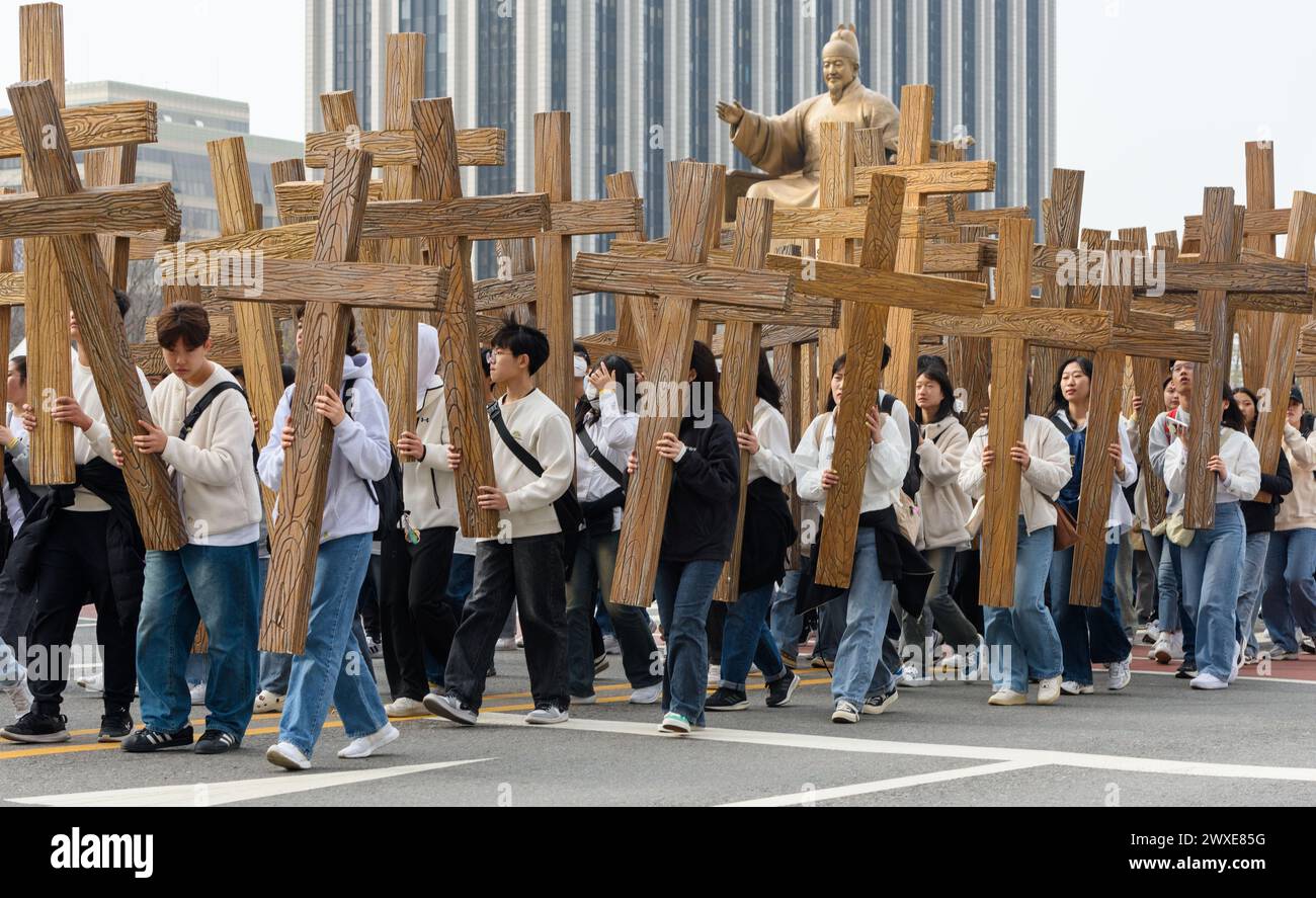 Séoul, Corée du Sud. 30 mars 2024. Les chrétiens de Corée du Sud participent au défilé de Pâques de 2024 à la place Gwanghwamun à Séoul. Pâques est une fête chrétienne et une fête culturelle célébrant la résurrection d'entre les morts représentée dans le Nouveau Testament, qui a lieu le troisième jour de l'enterrement de Jésus après avoir été crucifié par les Romains dans le Calvaire. (Photo de Kim Jae-Hwan/SOPA images/Sipa USA) crédit : Sipa USA/Alamy Live News Banque D'Images