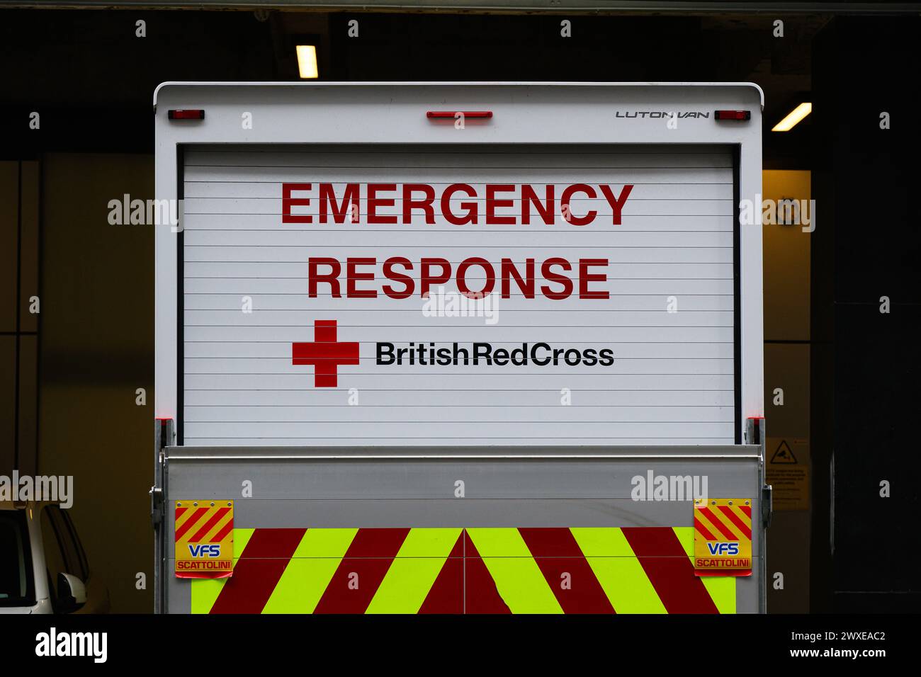 Londres, Royaume-Uni - 25 mars 2024 ; nom et logo sur la porte du camion du véhicule d'intervention d'urgence de la Croix-Rouge britannique Banque D'Images