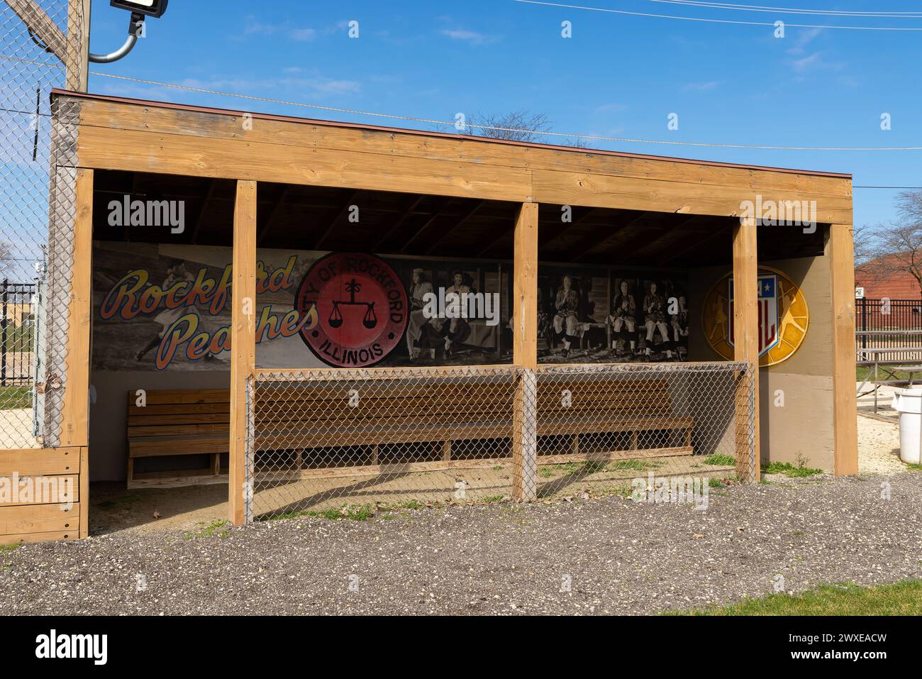 Rockford, Illinois - États-Unis - 28 mars 2024 : dugout du Beyer Peaches Stadium, domicile des célèbres Rockford Peaches, à Rockford, Illinois, États-Unis. Banque D'Images