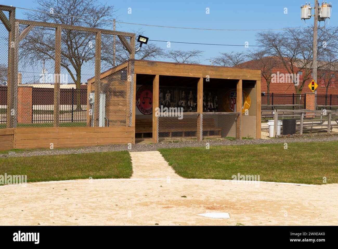 Rockford, Illinois - États-Unis - 28 mars 2024 : dugout du Beyer Peaches Stadium, domicile des célèbres Rockford Peaches, à Rockford, Illinois, États-Unis. Banque D'Images