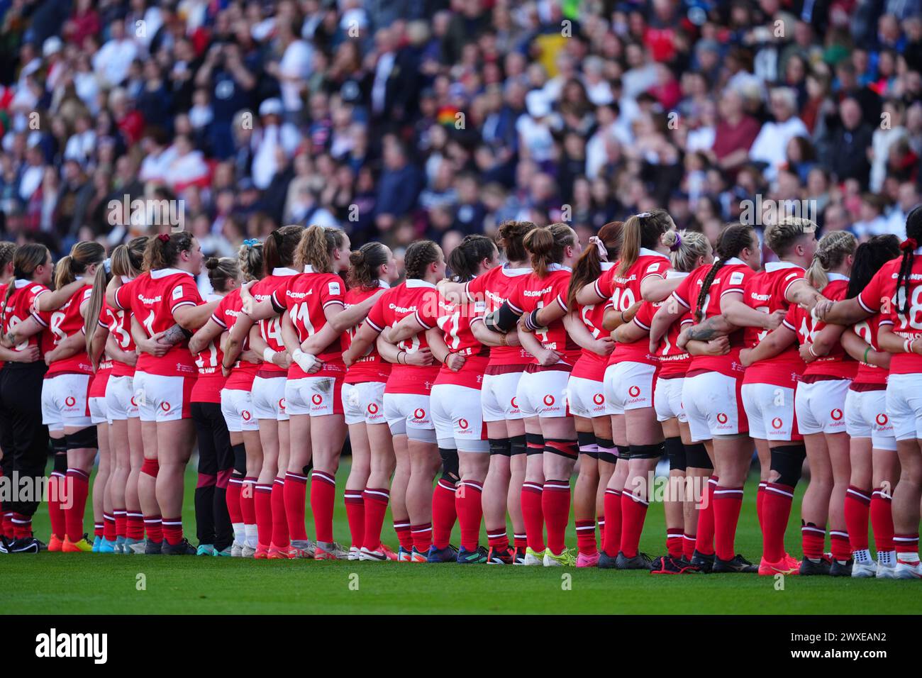 Les joueuses du pays de Galles chantent leur hymne national avant le match des six Nations féminin Guinness à Ashton Gate, Bristol. Date de la photo : samedi 30 mars 2024. Banque D'Images