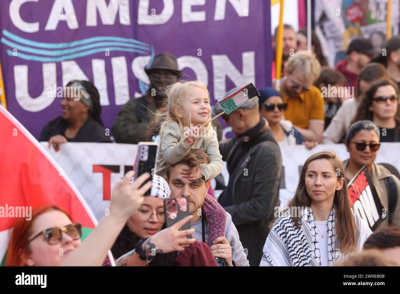 Londres, Royaume-Uni, 30 mars 2024. Des milliers de personnes ont défilé de Russell Square à Trafalgar Square pour le 11 mars à Londres, appelant à un cessez-le-feu à Gaza. Le 30 mars est une journée importante pour les Palestiniens en tant que Journée de la Terre, rappelant les événements de 1976, quand ils organisent des manifestations et plantent des oliviers pour réaffirmer leur lien avec leurs terres. Crédit : Monica Wells/Alamy Live News Banque D'Images