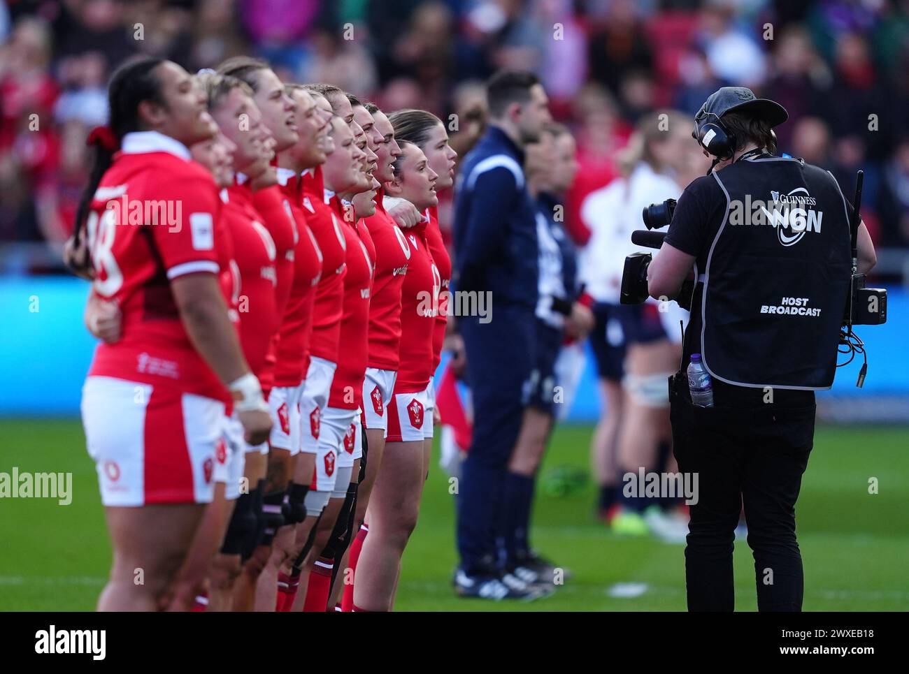 Les joueuses du pays de Galles chantent leur hymne national avant le match des six Nations féminin Guinness à Ashton Gate, Bristol. Date de la photo : samedi 30 mars 2024. Banque D'Images