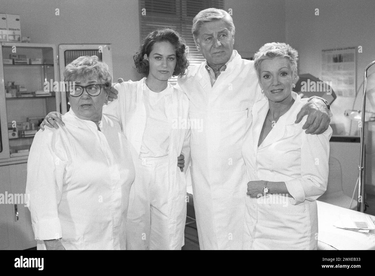 Johanna König, Gesine Cukrowski, Günter Pfitzmann und Anita Kupsch v. Li. 12/93 Ker Johanna König, Gesine Cukrowski, Günter Pfitzmann und Anita Kupsch v. Li. während der Dreharbeiten zu Praxis Bülowbogen ARD im Dezember 1993 TV Fernsehen Fernsehserie Serie Deutschland deutscher deutsche Frau Frauen Mann Schauspiel Schauspieler Schauspielerinnen Schauspielerin Kino film Spielfilm Serien Bühne Theater Kabarett Kabarettist Tänzerin Volksschauspielerin actrice actrice allemande quer halb stehend umarmend Kittel Praxis Arrezchprend *** Johanna König, Gesine Cu Banque D'Images