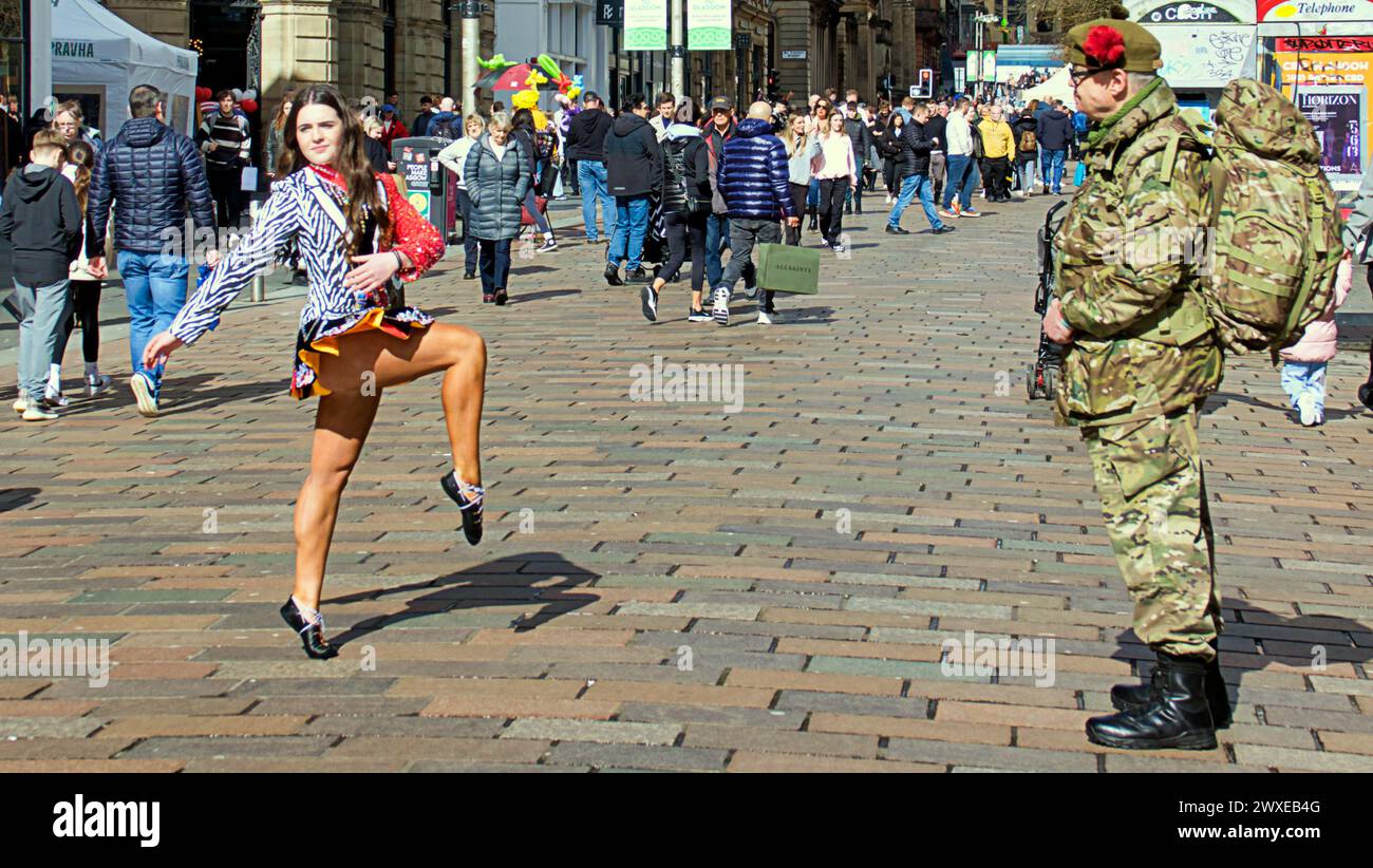 Glasgow, Écosse, Royaume-Uni. 30 mars 2024 : les Championnats du monde irlandais de danse sont venus au style Mile et capitale du shopping de la rue Buchanan en Écosse cet après-midi alors que les danseurs montraient leurs mouvements aux acheteurs locaux au soleil. Crédit Gerard Ferry /Alamy Live News Banque D'Images