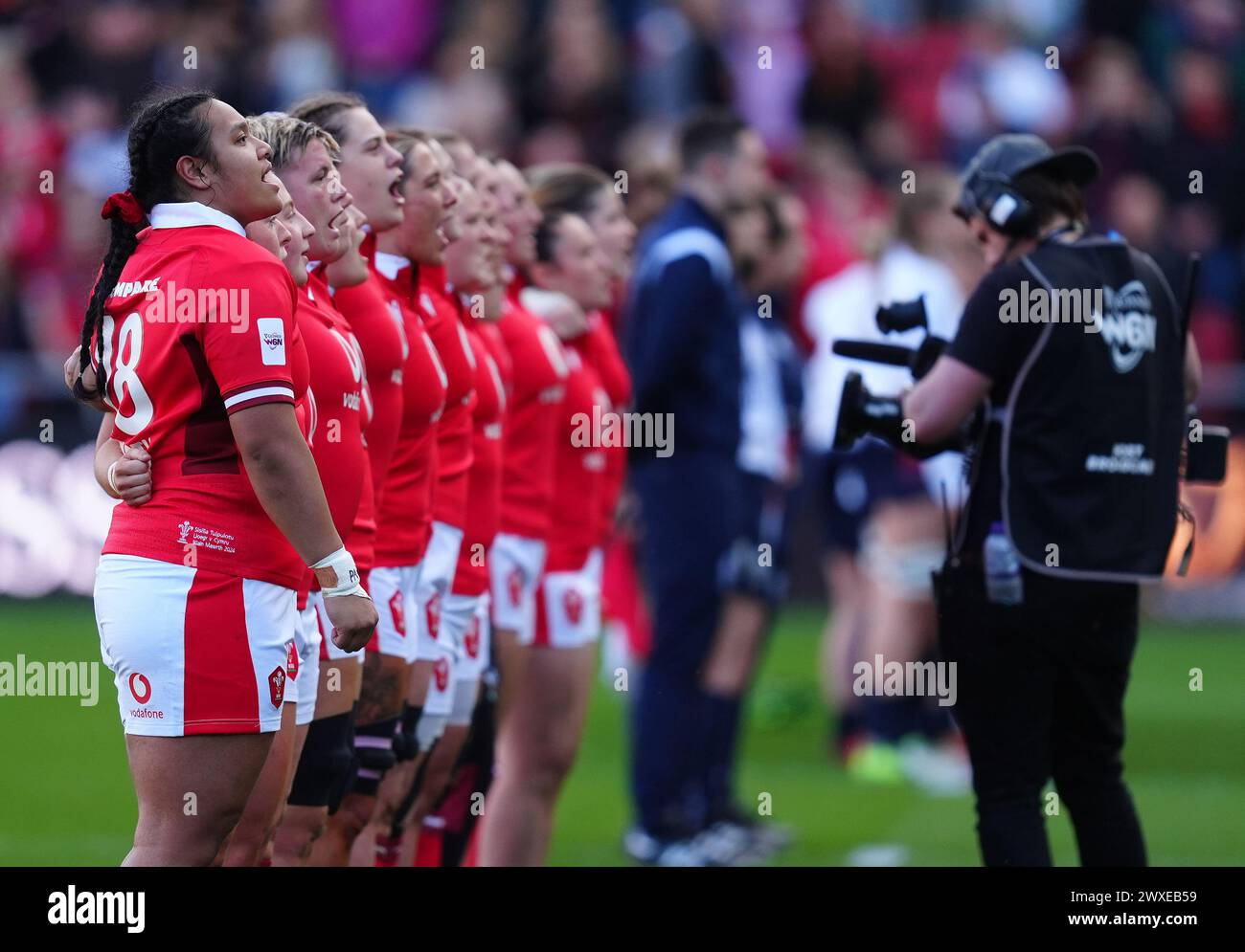 Les joueuses du pays de Galles chantent leur hymne national avant le match des six Nations féminin Guinness à Ashton Gate, Bristol. Date de la photo : samedi 30 mars 2024. Banque D'Images
