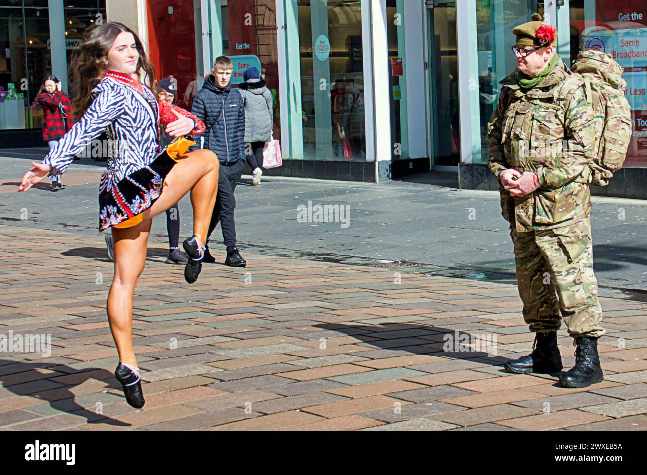 Glasgow, Écosse, Royaume-Uni. 30 mars 2024 : les Championnats du monde irlandais de danse sont venus au style Mile et capitale du shopping de la rue Buchanan en Écosse cet après-midi alors que les danseurs montraient leurs mouvements aux acheteurs locaux au soleil. Crédit Gerard Ferry /Alamy Live News Banque D'Images
