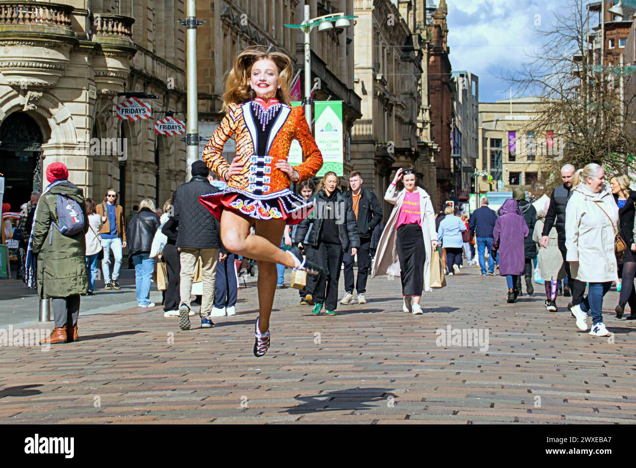 Glasgow, Écosse, Royaume-Uni. 30 mars 2024 : les Championnats du monde irlandais de danse sont venus au style Mile et capitale du shopping de la rue Buchanan en Écosse cet après-midi alors que les danseurs montraient leurs mouvements aux acheteurs locaux au soleil. Crédit Gerard Ferry /Alamy Live News Banque D'Images