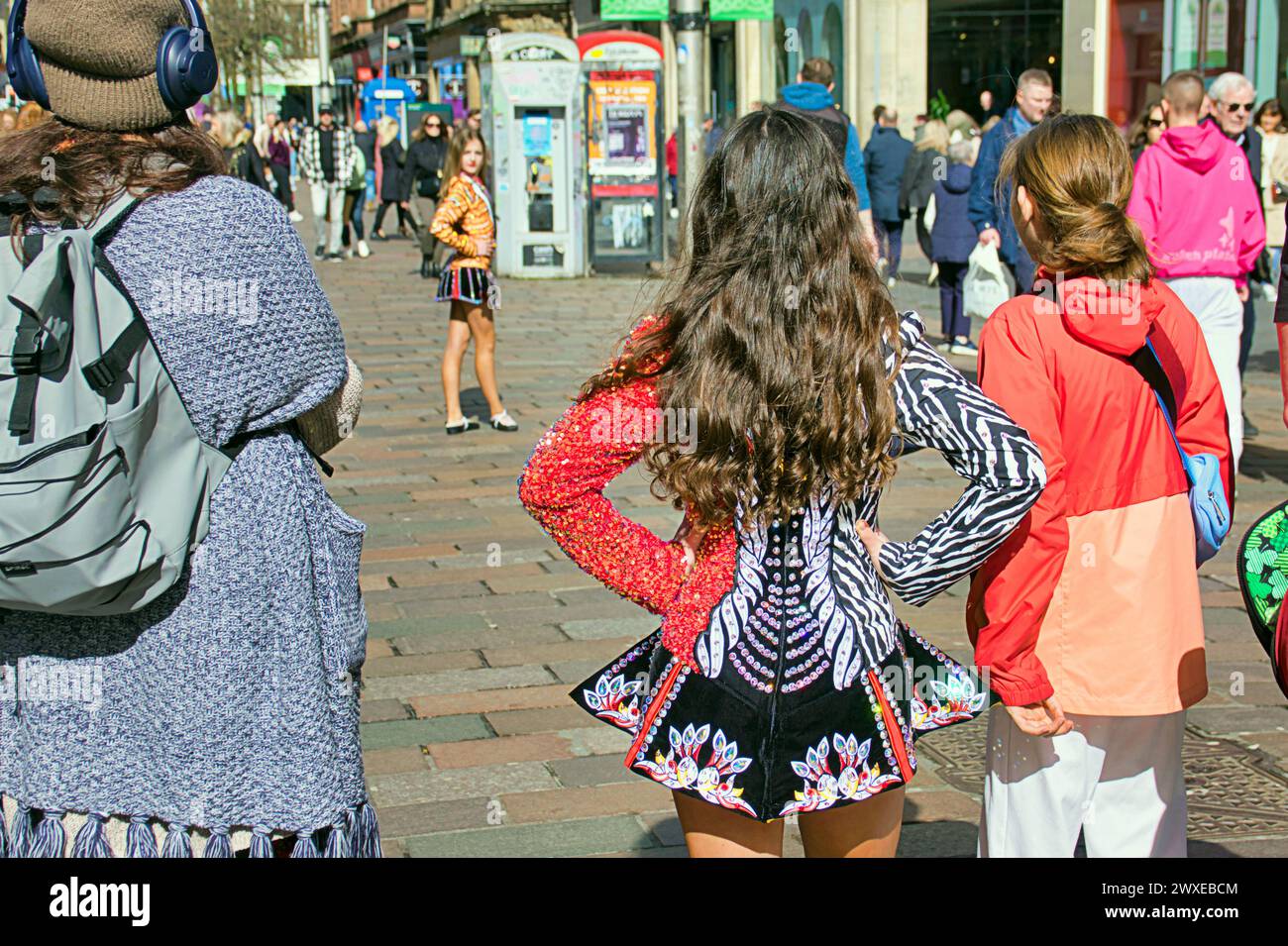 Glasgow, Écosse, Royaume-Uni. 30 mars 2024 : les Championnats du monde irlandais de danse sont venus au style Mile et capitale du shopping de la rue Buchanan en Écosse cet après-midi alors que les danseurs montraient leurs mouvements aux acheteurs locaux au soleil. Crédit Gerard Ferry /Alamy Live News Banque D'Images