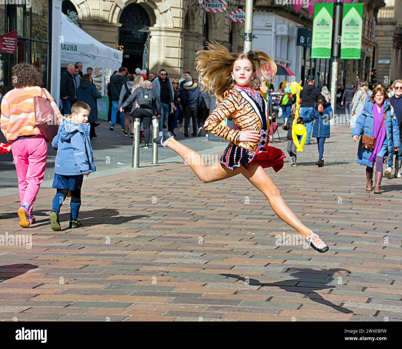 Glasgow, Écosse, Royaume-Uni. 30 mars 2024 : les Championnats du monde irlandais de danse sont venus au style Mile et capitale du shopping de la rue Buchanan en Écosse cet après-midi alors que les danseurs montraient leurs mouvements aux acheteurs locaux au soleil. Crédit Gerard Ferry /Alamy Live News Banque D'Images
