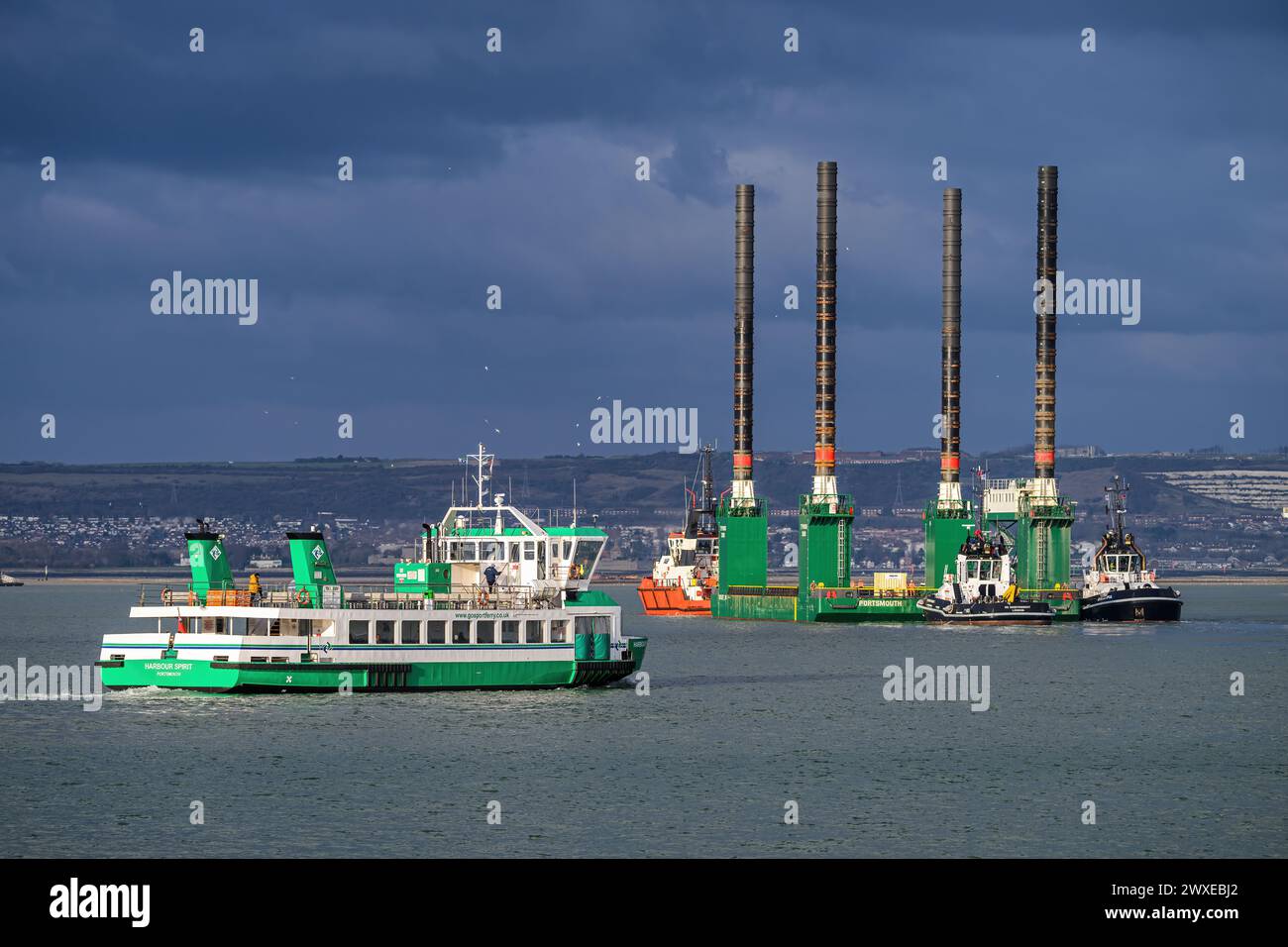 La barge-cric Typhoon est utilisée par la Marine royale pour l'entretien des navires à la base navale de Portsmouth. Banque D'Images