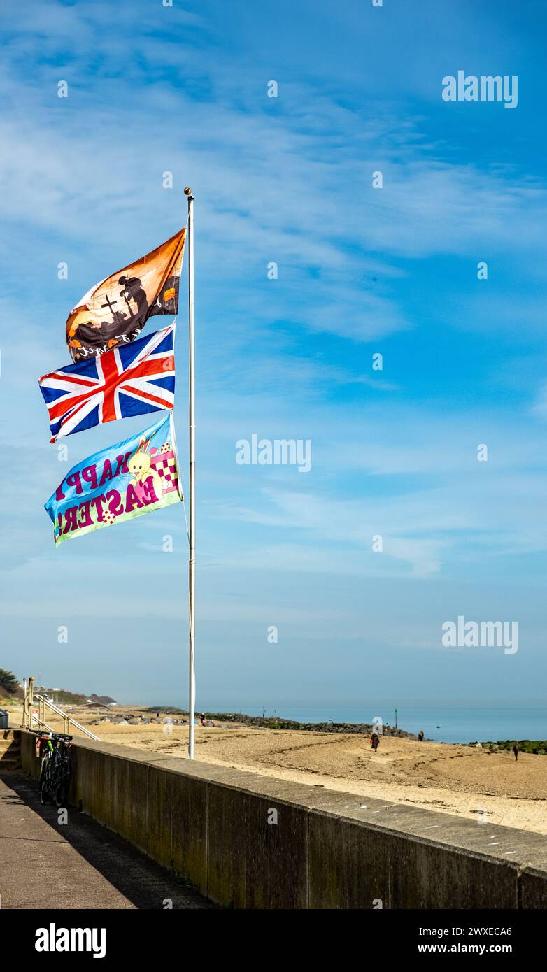 Clacton-on-Sea, Essex, Royaume-Uni – 20 mars 2024. Drapeau Union Jack, de peur que nous oubliions drapeau et drapeau de pâques volant dans le vent à Clacton Beach Banque D'Images